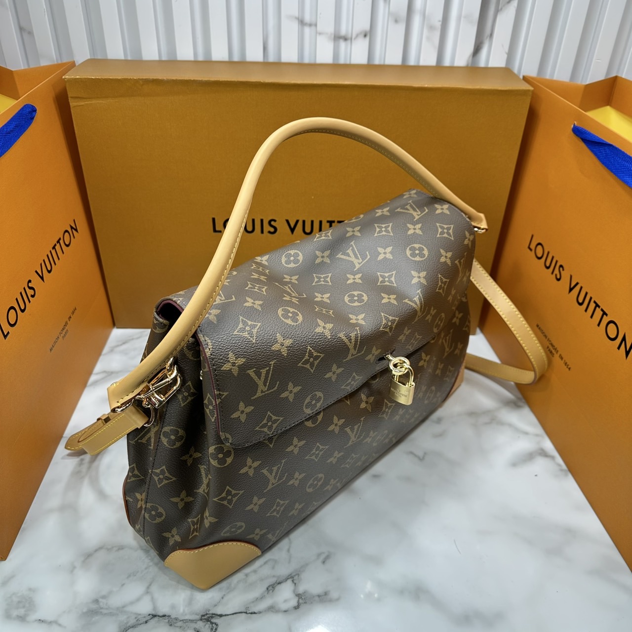 ORI หนังแท้ | LV Hide Away MM Hobo Bag กระเป๋าสะพายทรงสวยหรูสำหรับใส่ทำงานหรือใส่เที่ยวพักผ่อน ผสานดีไซน์เรียบหรูเข้ากับเอกลักษณ์เฉพาะตัวของ Louis Vuitton ผลิตจากผ้าแคนวาสเคลือบลายโมโนแกรม