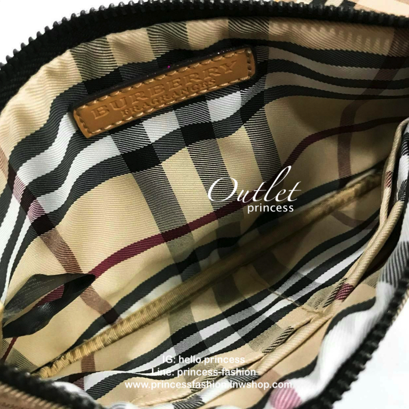 BURBERRY FRAGRANCES WRISTLET Gift With Purchase (GWP) Limited พรีเมี่ยมกิ๊ฟของแท้จากเคาน์เตอร์น้ำหอม BURBERRY วัสดุหนังเรียบลาย Signature คลาสสิคประดับโลโก้ มาพร้อมสายคล้องมือ เปิดปิดด้วยซิปภายในมีโลโก้ มีช่องใส่บัตร ใส่แบงก์พัน บัตร เครื่องสำอางค์ ใส่มือ