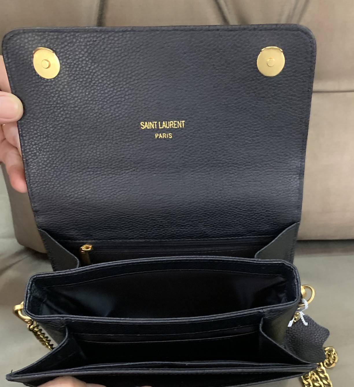 SAINT LAURENT YSL BAG VIP GIFT WITH PURCHASE (GWP) พรีเมี่ยมกิ้ฟ Limited Edition จาก YSL DUTY FREE COUNTER วัสดุหนังแกะหนังเคราะห์ ตกแต่งลวยลายตาราง ปักหมุดตรงหูหิ้ว ด้านหน้าประดับโลโก้แบรนด์YSL ขนาดกระทัดรัด หนังเงาสวย อะไหล่ทองทั้งใบ มาพร้อมสายสะพายยาวส