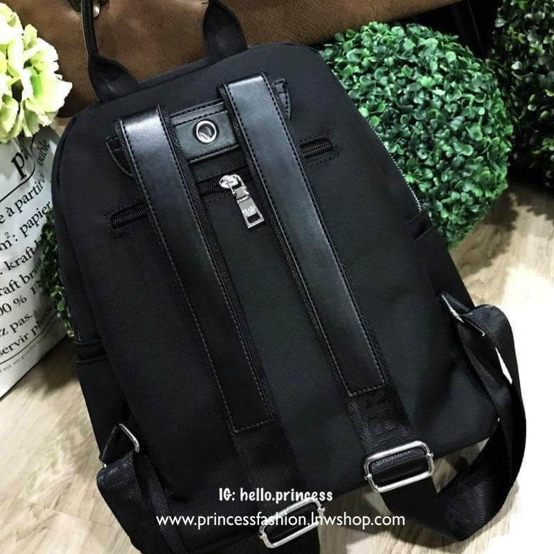 PRADA NYLON BACKPACK กระเป๋าสะพายเป้ Limited edition VIP Gift With Purchase (GWP) จากเคาน์เตอร์แบรนด์วัสดุ Nylon&Polyester เนื้อหนาคุณภาพดีตามแบบฉบับแบรนด์ ด้านหน้าประดับโลโก้แบรนด์ เปิดปิดด้วยซิปสะดวกใช้ หูจับแข็งแรง สายสะพายหลังลายแบรนด์เลื่อนปรับได้ ด้