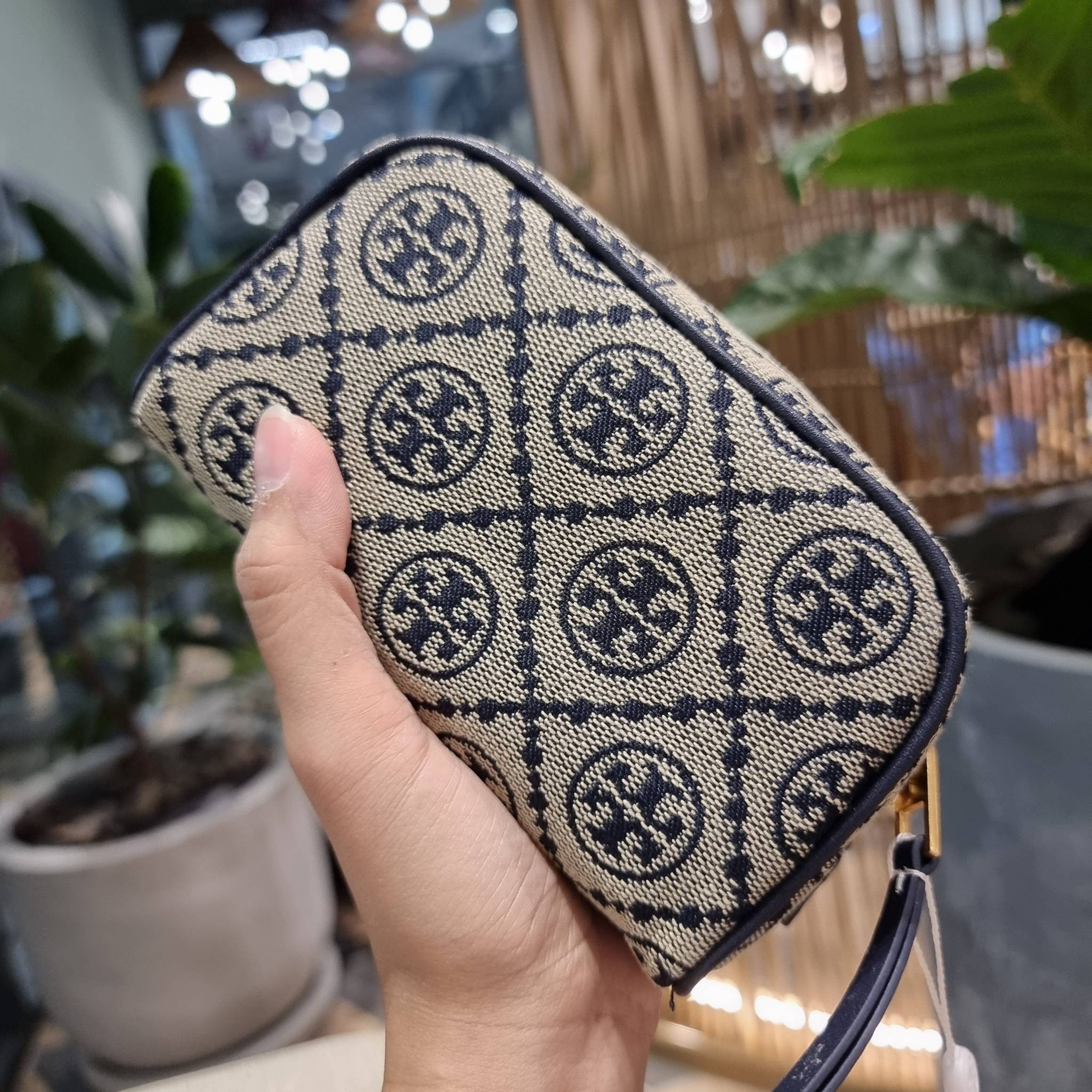 TORY BURCH T MONOGRAM JACQUARD MINI COSMETIC CASE ใหม่ล่าสุด กับกระเป๋าเอนกประสงค์ ที่ไม่ว่าจะไว้ใส่เครื่องสำอางค์ หรือจะไว้พกจำเป็นเช่น เงิน หรือกุญแจต่างๆ น้องใบนี้จัดให้ได้หมด สวยหรู ขนาดเหมาะมือ ถือแล้วขับผิว วัสดุผ้า jacquard รูดเปิด-ปิดด้วยซิป ภายใน