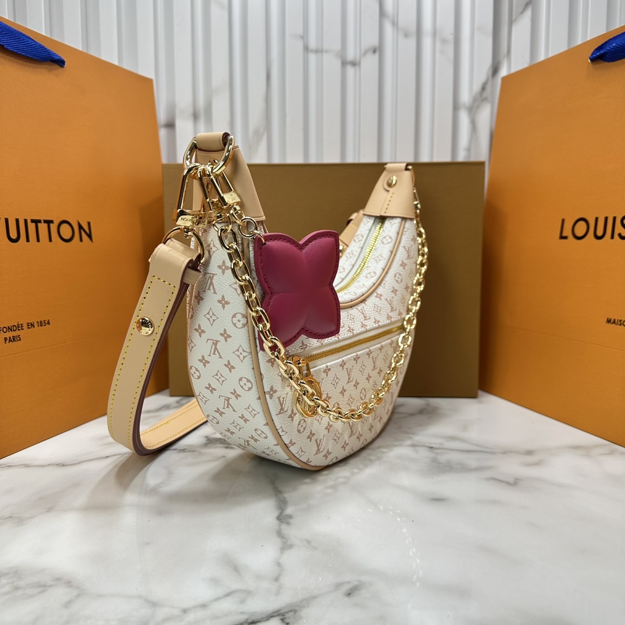 ORI หนังแท้ | LV Loop PM Bag กระเป๋าสะพาย ดีไซน์ทรงพระจันทร์ครึ่งเสี้ยวได้แรงบันดาลใจจากกระเป๋ารุ่น Croissant อันเป็นตำนานของเมซง รูปทรงกระเป๋ากะทัดรัดรับกับรูปร่างมาพร้อมสายโซ่