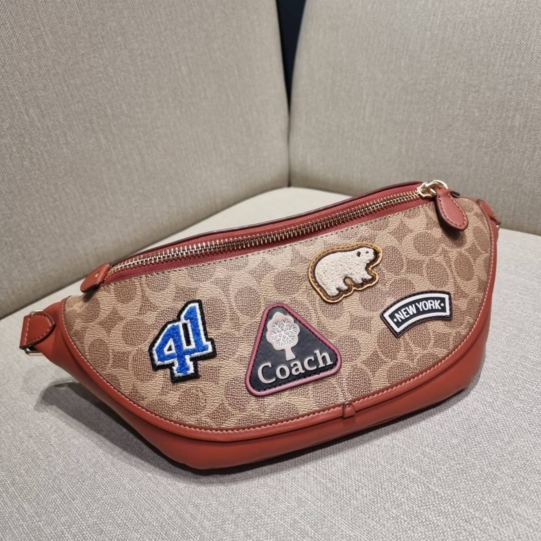 COACH C6678 LEAGUE BELT BAG IN SIGNATURE CANVAS WITH VARSITY PATCHES กระเป๋าคาดอกไซส์ใหญ่ คอลเลคชั่นที่ฮอตไม่เลิก กับดีไซน์สกีเรทโทร วินเทจ ขนาดสะพายกำลังเท่ คูลๆ ใช้งานง่าย ได้ทั้งหนุ่มๆและสาวๆ โดดเด่นด้วยแพทช์ที่สวยไม่ซ้ำใคร วัสดุหนังแคนวาสเคลือบลายสลับ