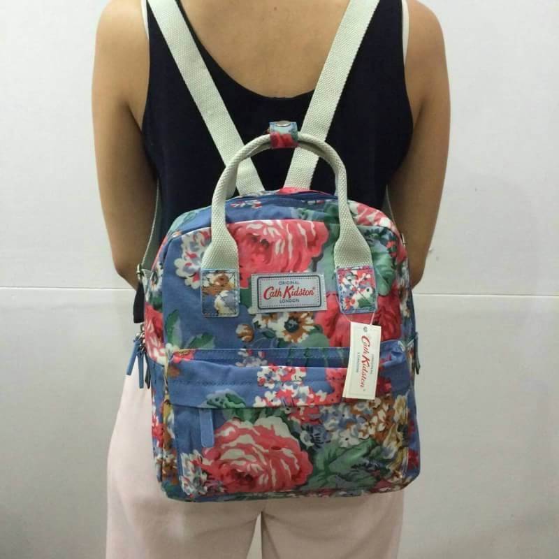 Best Seller Cath Kidston Multi Strap Backpack เป้สุดฮิตกลับมาแล้วคร่า คราวนี้เป็นทรงมินิสุดน่ารัก มีหูหิ้วที่ด้านบน มี สามลายให้เลือกค่ะ สวยน่ารักทั้งหมดเลยยย ด้านหน้ามีช่องซิปใส่ของจุกจิก ด้านในขนาดกำลังดี ตัวกระเป๋าน้ำหนักเบาแต่รับน้ำหนักใส่ของได้เยอะค่