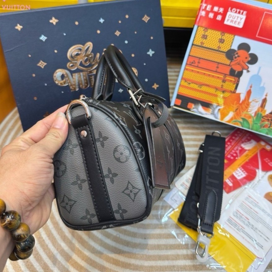 V Keepall Bandouliere 25 Bag กระเป๋าทรงหมอนสุดฮิต สีดำสวยคลาสสิค ดูแพงสุดๆ เท่และหรูในใบเดียว มาพร้อมสายสะพายแบบสปอร์ต ดีไซน์เริ่ดไม่ซ้ำใคร