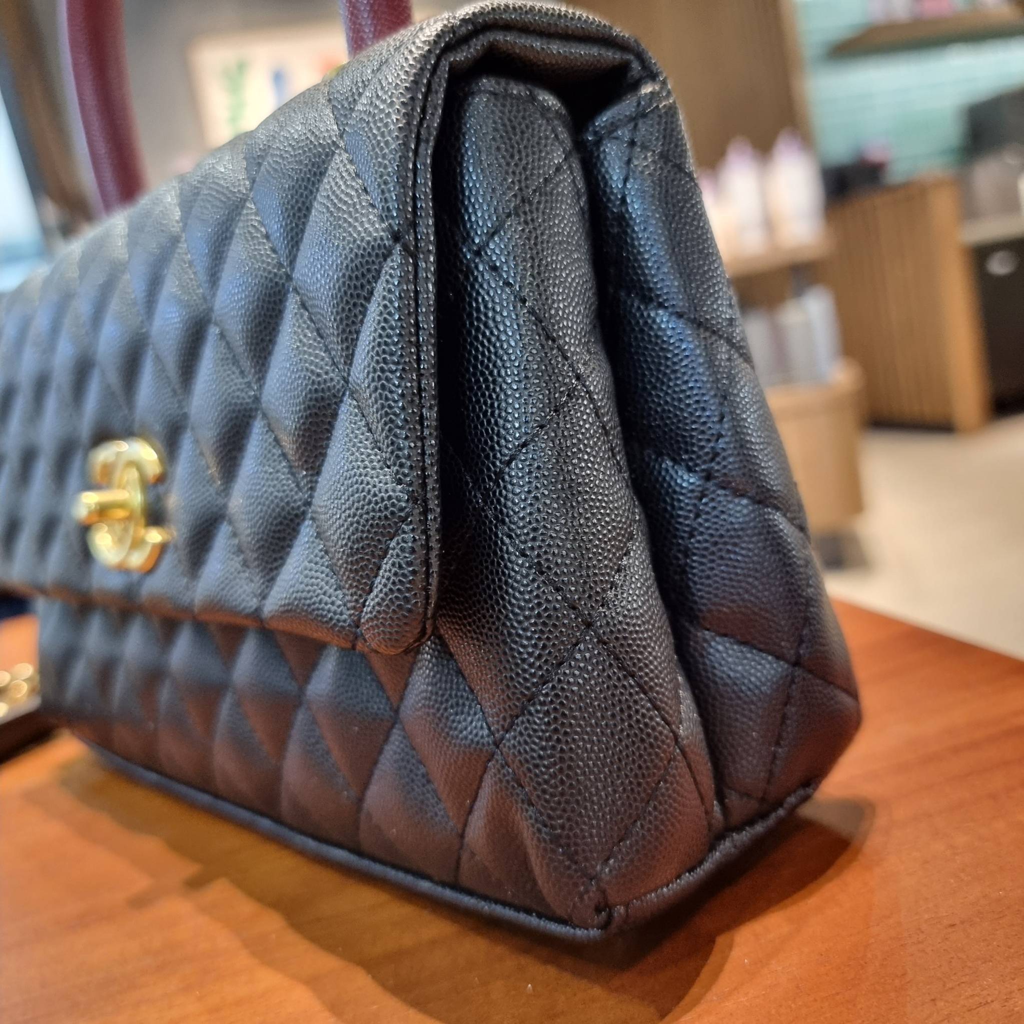 VIP 】รุ่นยอดฮิตตลอดกาล ไซส์กำลังสวย!! จากแบรนด์ Chanel กระเป๋าถือ/สะพาย หนังลายคาเวียร์ โลโก้เด่นชัด เปิด-ปิดกระเป๋าด้วยตัวบิดล็อค อะไหล่สีทองหรู ทรงสวยผู้ดี ภายในกระเป๋ามีช่องโล่งกว้างจุของได้พอสมควร มีช่องซิปแบ่งสัดส่วน ด้านหลังมีช่องเก็บของจุกจิกอีก 1 