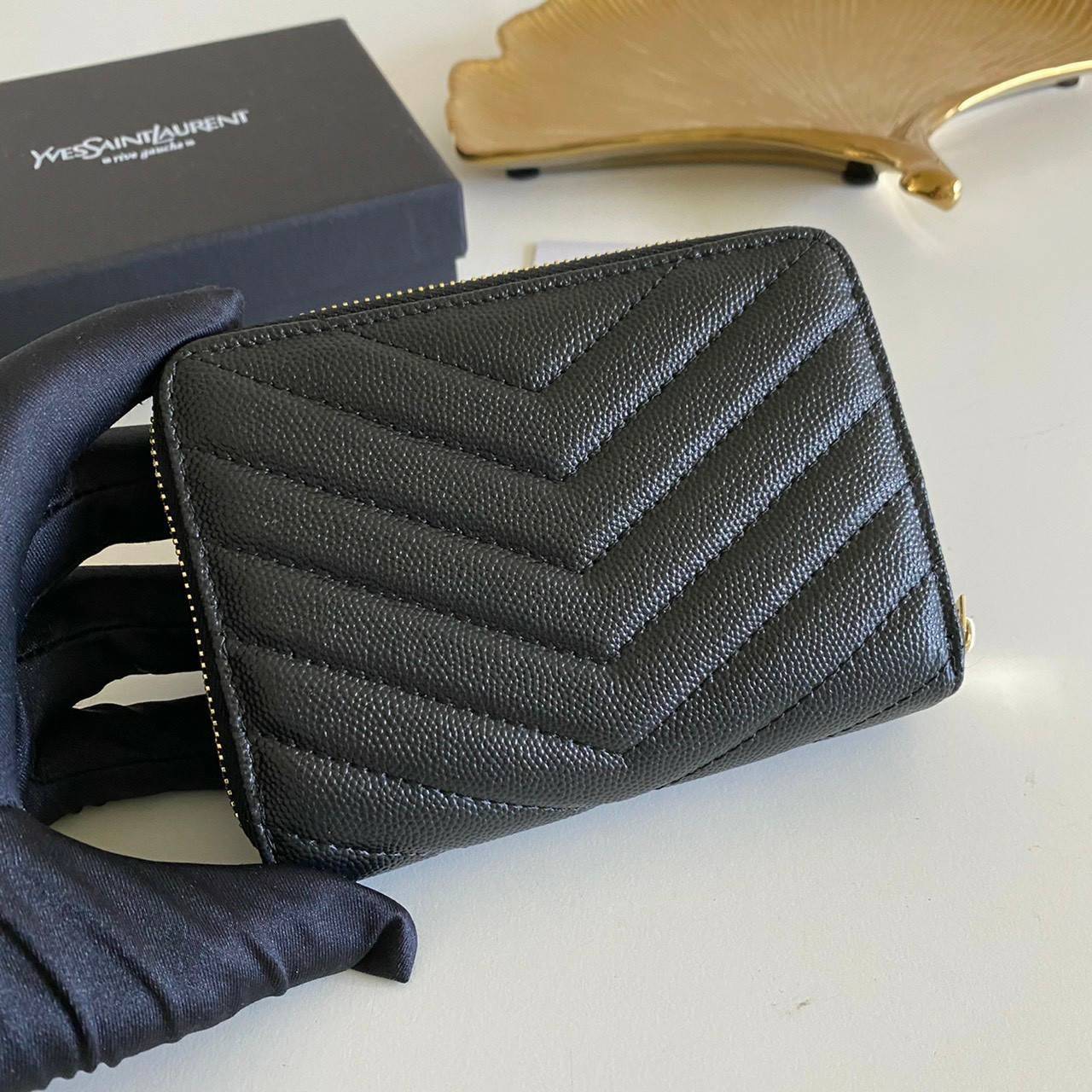 VIP GIFT 】หนังแท้ YSL Saint Laurent monogram compact zip short wallet มาแล้วจร้า ถามหากันเยอะมากๆ กระเป๋าสตางค์ใบสั้นที่ใส่แบงค์ ใส่บัตร ใส่เหรียญได้เยอะสุดๆ มีสองด้านซิปและพับ ใบเดียวครบจบเลย หนังสวยมาก ละเอียดสุดๆ