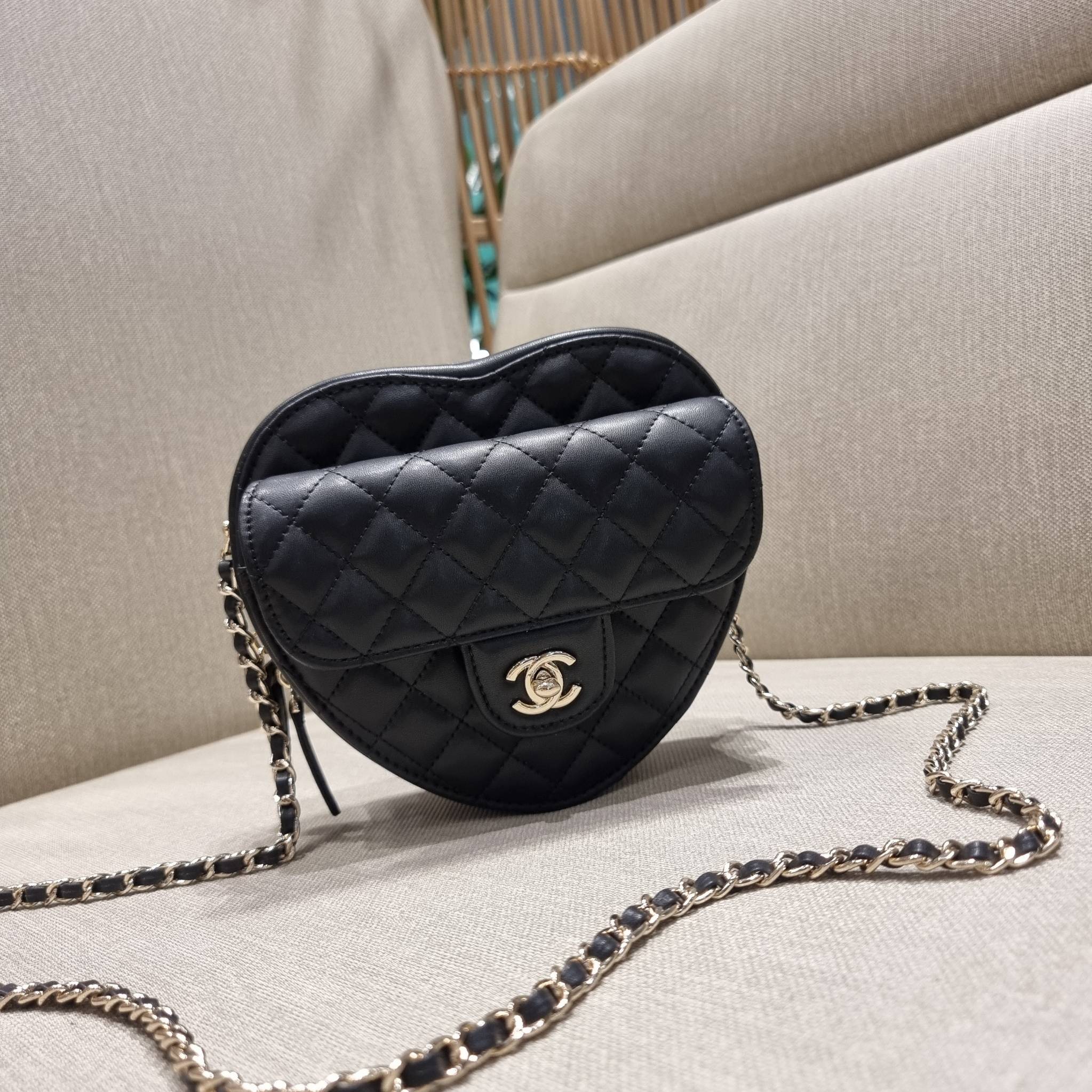 VIP 🥂 CHANEL Heart Bag Lambskin & Gold-Tone Meta ใหม่มาก สวยมาก มงมาก!! กระเป๋าสะพายสุดคิ้วท์ ที่ดีไซน์รูปทรงหัวใจไม่ซ้ำใคร น่ารักทุกสี น่าใช้ไปเลยแม่!! วัสดุหนังแกะฟอกสี เปิด-ปิดด้วยซิป ด้านหน้ามีช่องเก็บของจุกจิก ภายในเป็นช่องโล่ง ใส่มือถือ ใส่ก