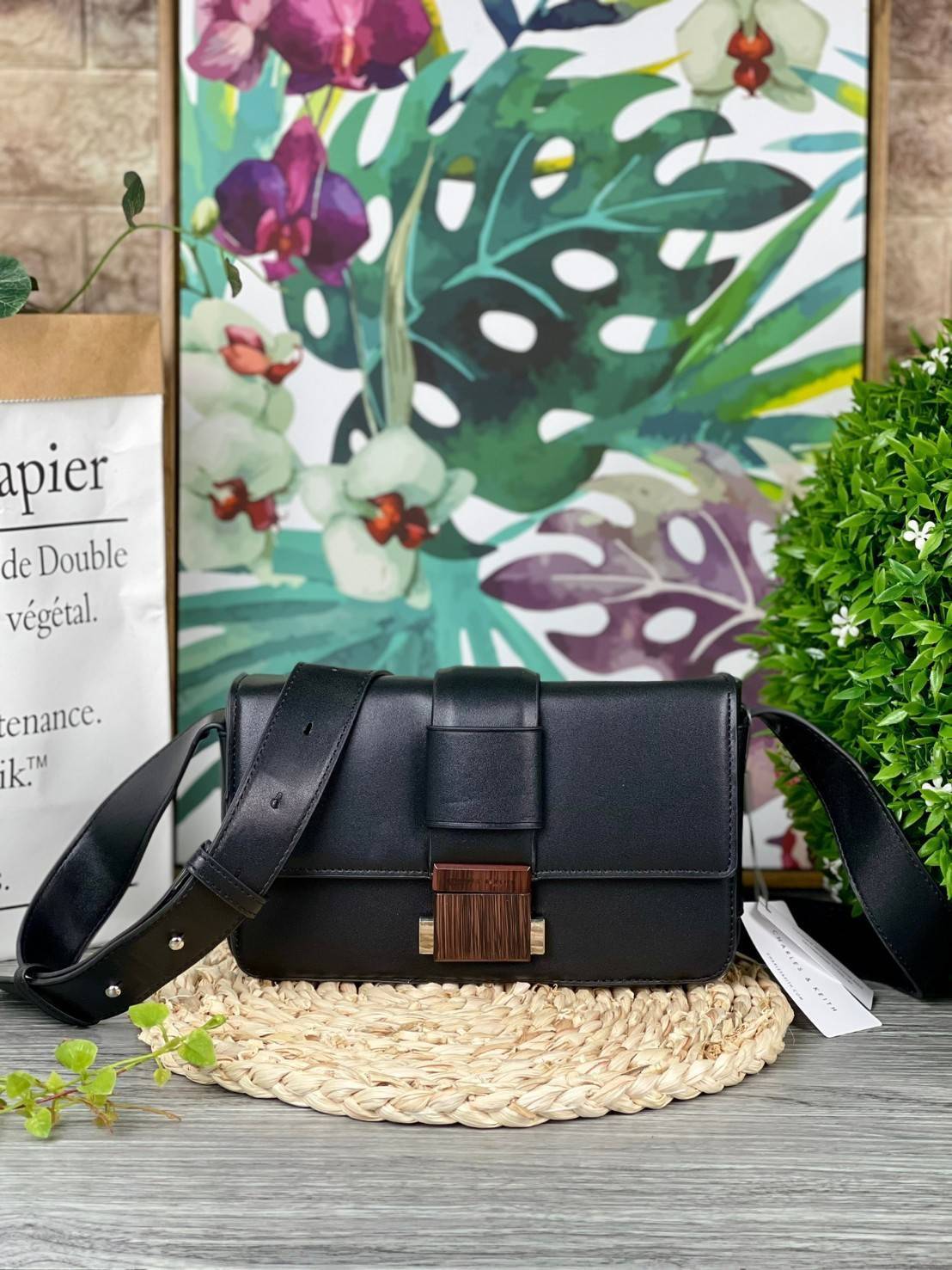 Charles & Keith Front Flap Push Lock กระเป๋าสะพายข้างทรงสวย จุดเด่นที่อะไหล่ลายไม้ตรงตัวเปิดปิด น้ำหนักเบา ด้านหลังมีช่องใส่ของได้ เปิดปิดแบบตัวกดล็อก ด้านในจุของได้พอสมควร เช่น iPhone 12 Pro Max กระเป๋าเงินใบกลาง/สั้นเป็นต้น สายสะพายยาวปรับสายได้ (ถอดสาย