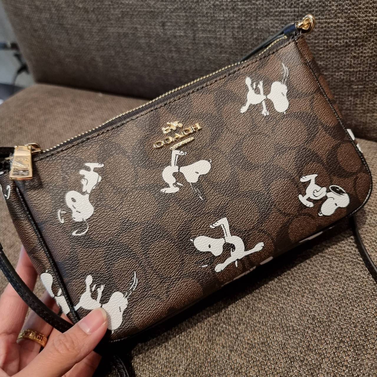 COACH F36674 TOP HANDLE POUCH IN SIGNATURE WITH SNOOPY PRINT คอลเลคชั่นใหม่ ในสไตล์พอช มาให้ช้อปก่อนใครในไทยจ้า น่ารักน่าใช้ไปอีกกับกระเป๋าสะพายทรงฮิตตลอดกาล ด้วยดีไซน์ที่ออกมาให้ใช้งานได้ง่าย ขนาดกำลังเหมาะ วัสดุแคนวาสทนทาน ดีไปหมดขนาดนี้!! คุณลูกค้าถึงส