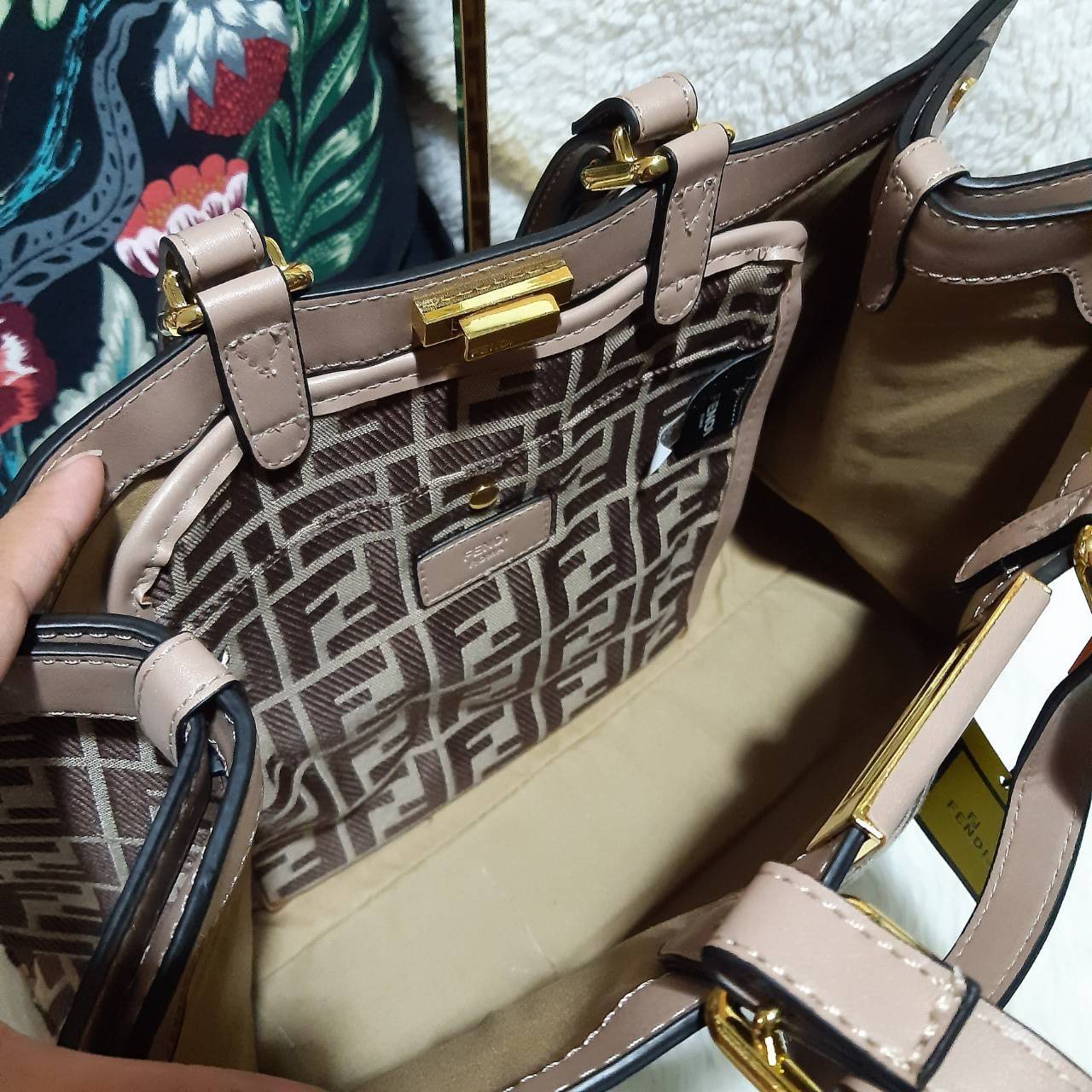 พรีเมี่ยมกิ๊ฟแท้ 100% 】FENDI NEW TOTE GIFT BAG กระเป๋าถือ/สะพายไหล่ น้ำหนักเบา ทรงสวย หรู ดูแพงเกินเบอร์!!