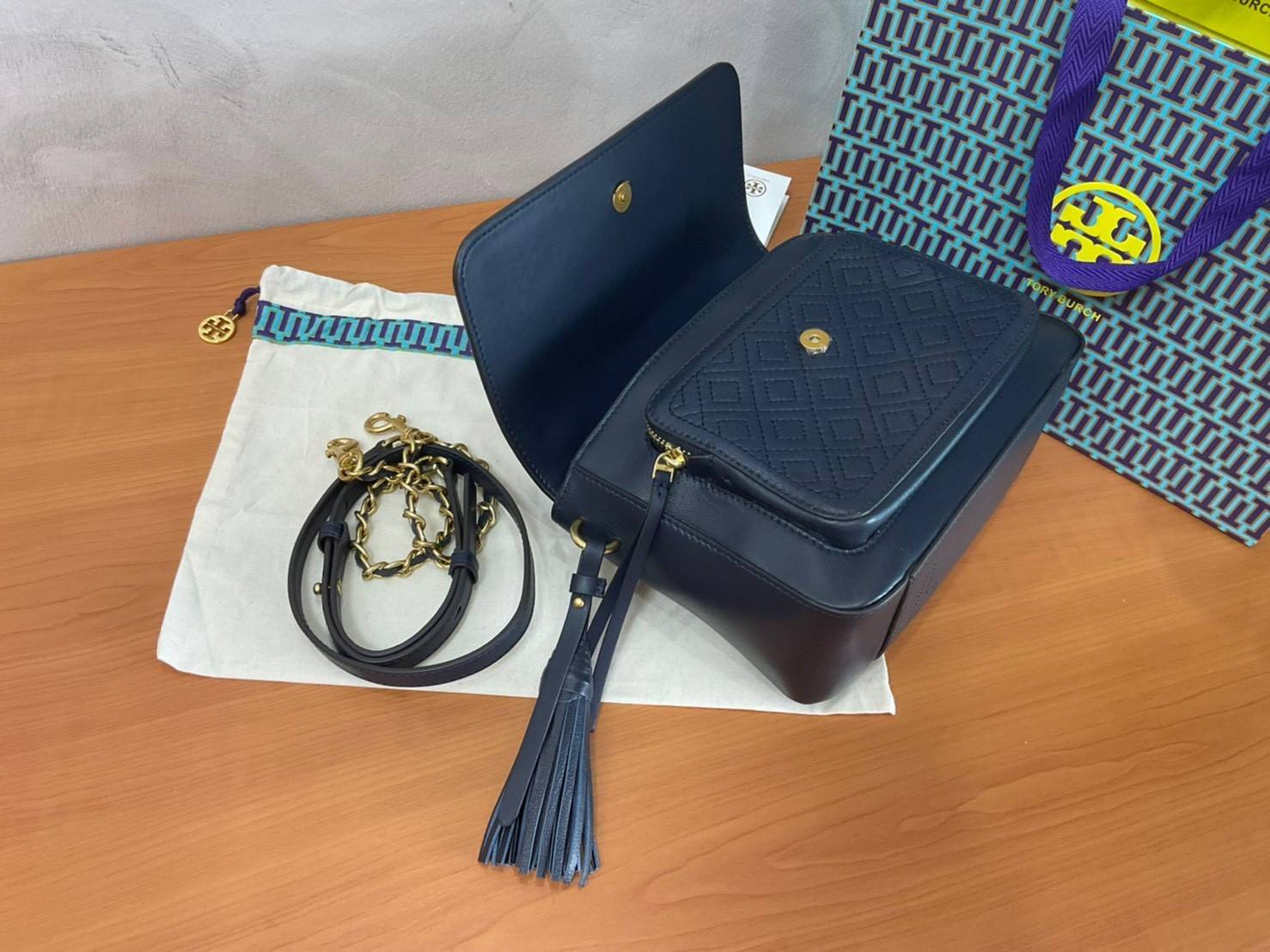 Tory Burch Fleming Satchel Bag รุ่น 45147 สี Royal Navy กระเป๋าสะพาย Crossbody ทรงสวย ดีไซน์เก๋ สุดคลาสสิค เพิ่มดีเทลโลโก้แบรนด์บนฝากระเป๋าอัพลุคให้ดูเท่ห์ และ พู่หนังถอดได้ วัสดุหนังแท้ สัมผัสนุ่มมือ หนังสวย น้ำหนักเบา ตั้งอยู่ทรง เปิดปิดด้วยกระดุมแม่เหล