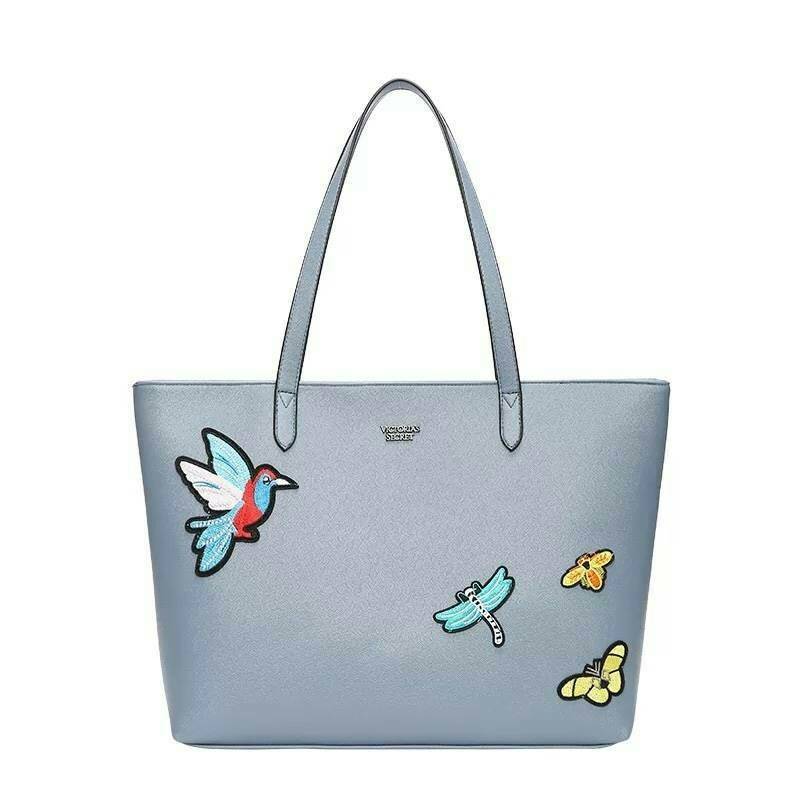 Victoria’s Secret Tote Bag 2019 กระเป๋าถือหรือสะพายลายหนังคาเวียร์ สวยด้านหน้าประดับด้วยโลโก้ ตัวกระเป๋าแต่งด้วยลายปักสวยเก๋ ปากกระเป๋าเปิดปิดด้วยซิปสะดวกใช้ ภายในมีช่องโล่งและช่องเล็กไว้แบ่งเก็บของ ใส่หนังสือ เอกสาร A4 Notebook ipad กระเป๋าสตางค์ ของใช้ไ