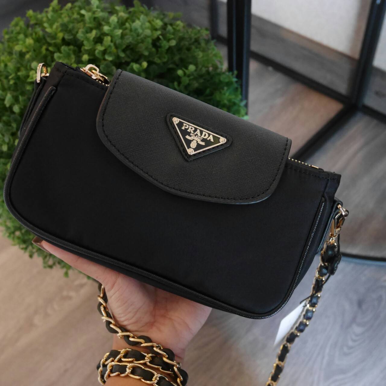 Best Seller! พร้อมส่งความแซ่บ กระเป๋าอเนกประสงค์ จากแบรนด์ PRADA งานพรีเมี่ยม vip gift สุดหรู ตัวกระเป๋าเป็นผ้าไนล่อน ตามแบบฉบับของแบรนด์เลย ใบนี้มีสายยาวโซ่สลับหนัง (ปรับไม่ได้แต่ถอดสายได้คะ) เลิศมาก สะพายเป็น shoulder bag ได้เลย ขนาดกำลังดีคะ ตัวกระเป๋า