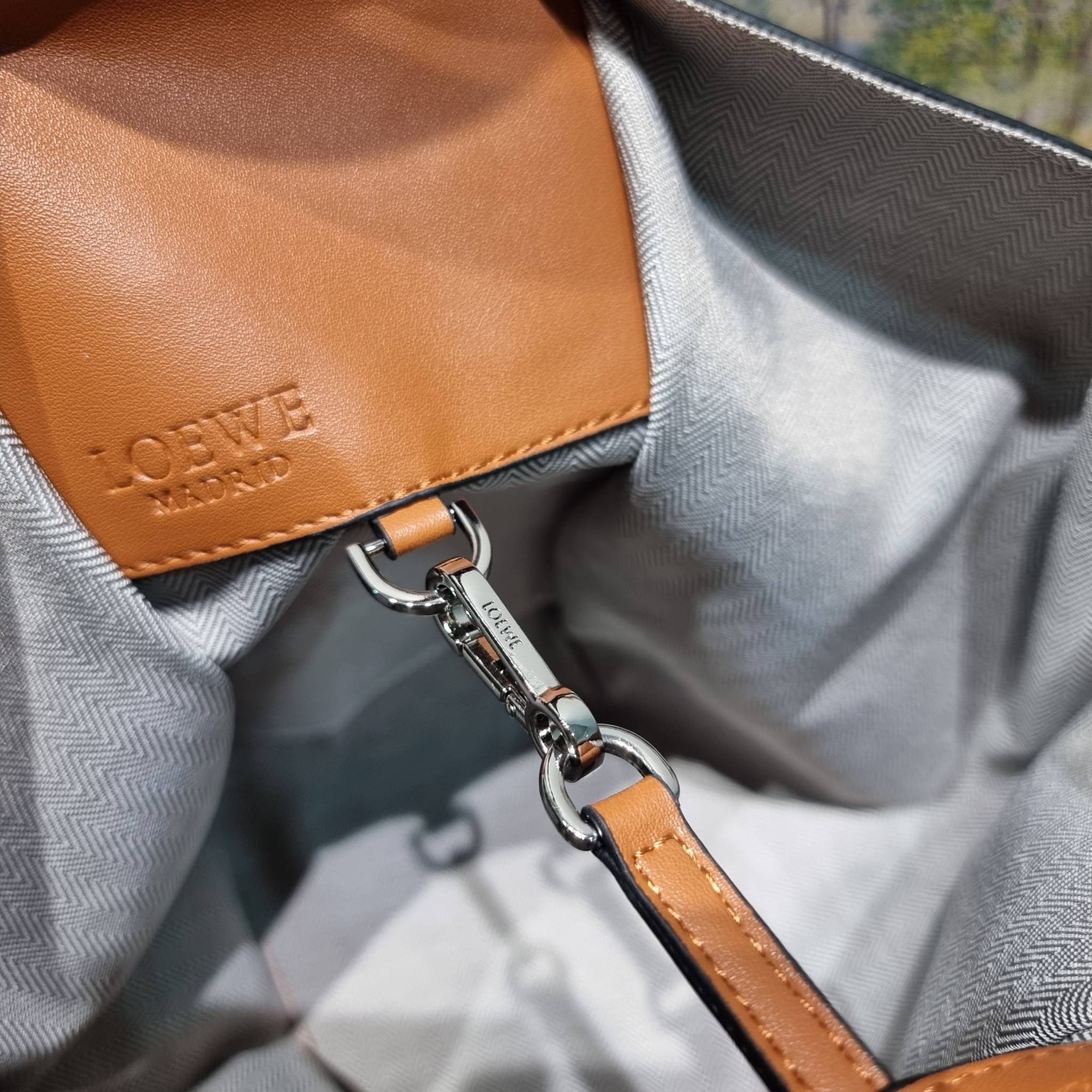 LOEWE SMALL HAMMOCK IN CLASSIC CALFSKIN พร้อมส่ง กระเป๋าสะพายดีไซส์เก๋ สามารถปรับเปลี่ยนรูปทรงได้หลากหลาย มีลูกเล่นทำให้ใช้ได้ไม่มีเบื่อ