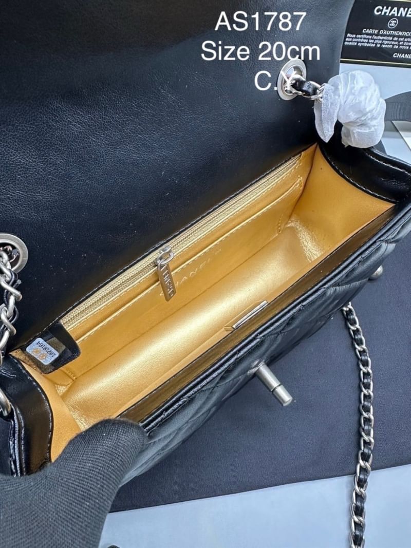 Chanel pearl crush mini flap bag กระเป๋าสะพายทรงคลาสสิก โดดเด่นด้วยอะไหล่ทรงมุกแต่งโลโก้แบรนด์ สวยหรู ดูแพง ผู้ดีมากๆ สะพายออกงานได้สวยๆเลย หรือจะสะพายไปทำงาน ไปเที่ยวก็เหมาะ จะซื้อเป็นของขวัญหรือใช้เอง ก็คุ้มค่าแน่นอนจ้า