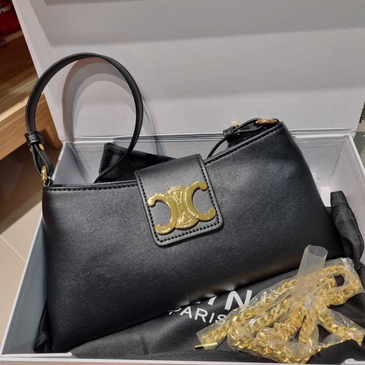 Celine wiltern bag กระเป๋าทรงพอชแบบตัวแม่ สวยมาก สวยแซ่บ ขนาดกำลังดี ใส่ของใส่มือถือได้ทุกรุ่น รูปทรงย้อนยุค สไตล์วินเทจลัคชู มีสายสะพายให้ถึง 2 แบบ สายหนังและสายโซ่ ดูแพงสุดๆ สลับใช้ได้