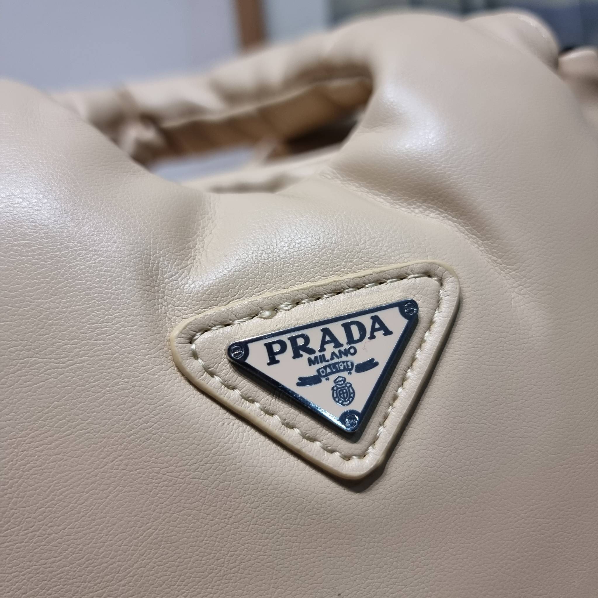 PRADA Small padded Soft nappa-leather bag พร้อมส่ง 4 สี น้องใหม่ล่าสุด กับคอลเลคชั่นที่ทำออกมาตอบโจทย์ได้ทุกไลฟ์สไตล์