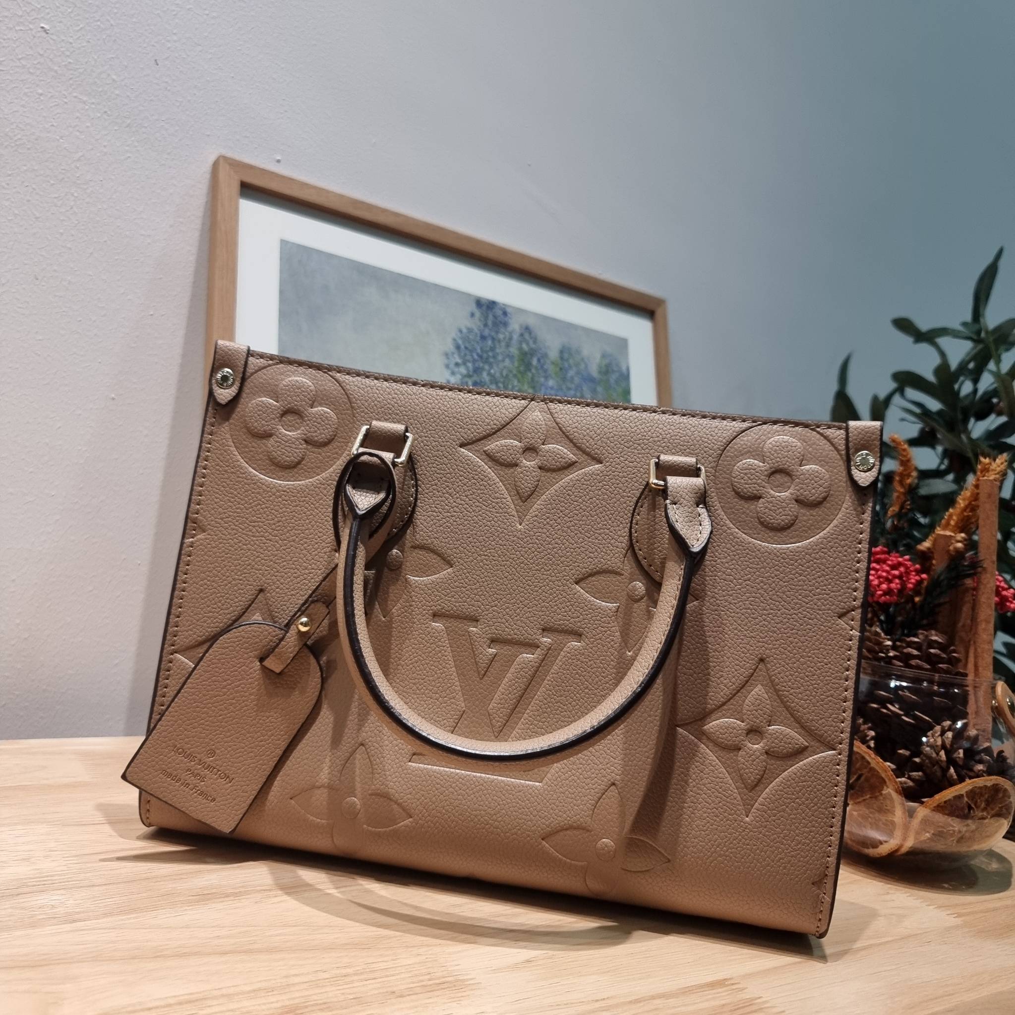 LV Onthego / LV crossbody tote bag กระเป๋าทรงโท้ทเวอร์ชั่นดั้งเดิม ที่คลาสสิค ผู้ดี หรูหรา โทนสีใช้งานง่าย ได้ทุกลุค ทุกสไตล์ วัสดุหนังลูกวัว ผิวลายเกรน มาพร้อมหูจับในตัว คล้องแขนก็ดูแพง หรือจะเกี่ยวสายครอสสะพายก็อัพลุคได้เลย ภายในโล่งกว้างมาก มีอะไหล่เกี