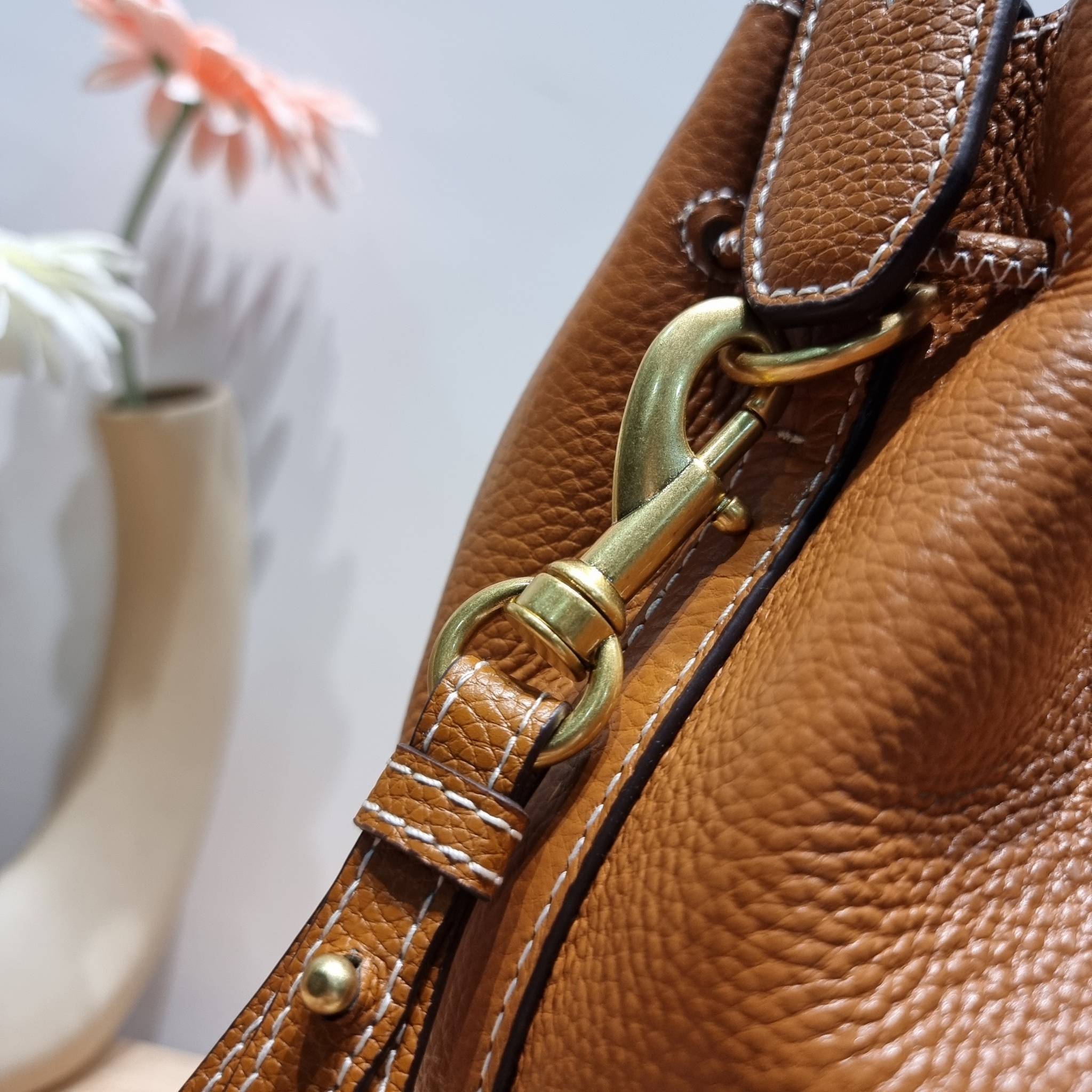 TORY BURCH MILLER BUCKET BAG / Tory Burch Bag รุ่นยอดนิยม สวยหรู ดูผู้ดี กับกระเป๋าสะพายบัคเก็ตใบใหญ่ โดดเด่นด้วยโลโก้สีทอง รูปทรงคลาสสิค