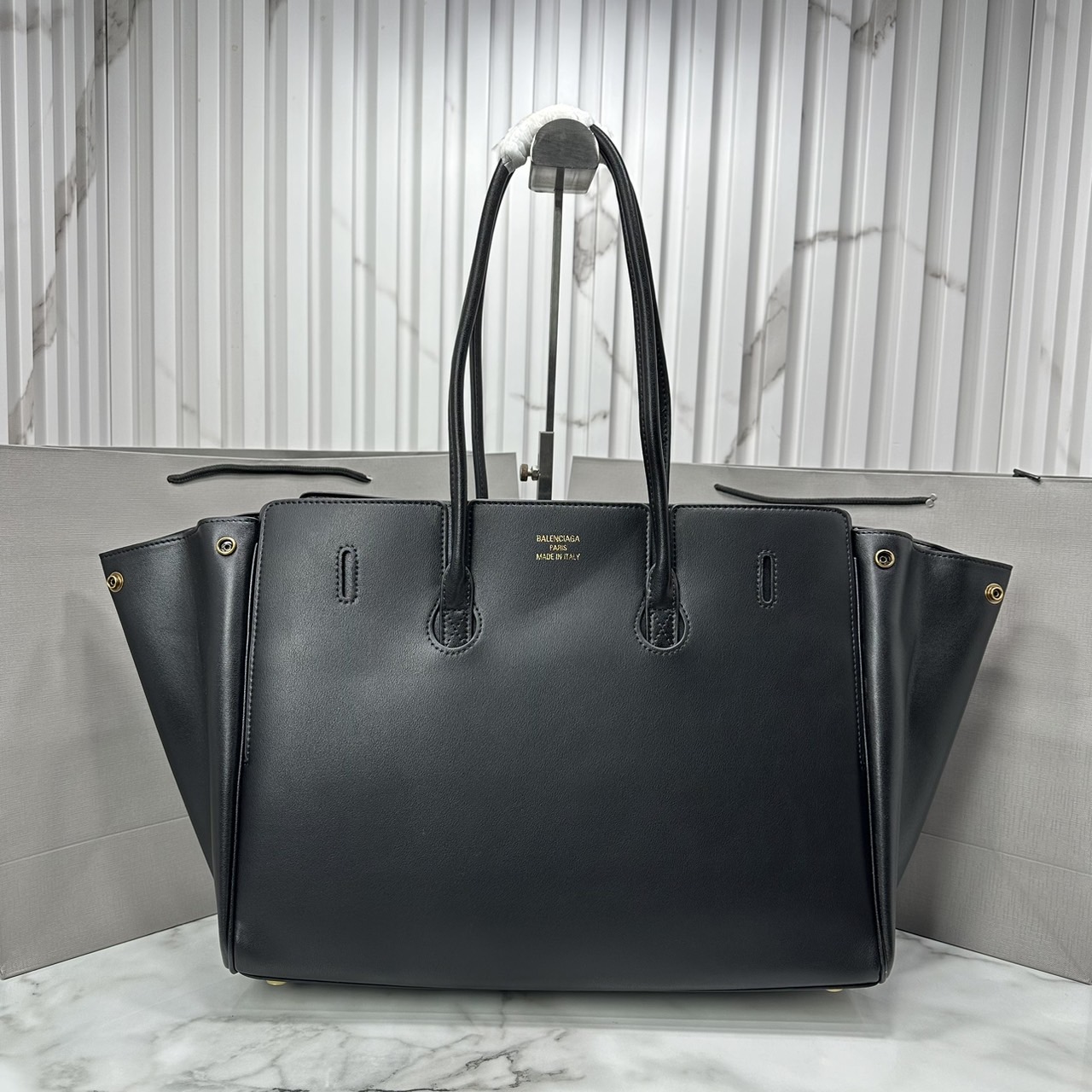 Balenciaga Bel Air Medium Carry All Bag / medium leather tote bag 35cm ที่สุดของไฮแบรนด์สุดไอคอนิค ด้วยกระเป๋าสะพายทรงโท้ทใบใหญ่ ดีไซส์เป็นเอกลักษณ์ งานหนังเต็มใบสวยมาก