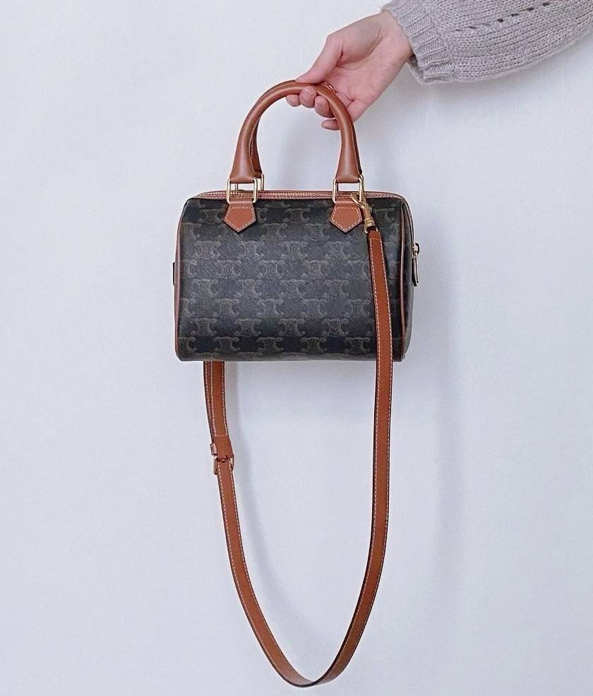 CELINE MINI CROSSBODY BAG VIP วัสดุ Triomphe Canvas สวยอยู่ทรงดีไซน์ยอดนิยมทรง Speedy ไม่มีเอ้าท์ค่ะ เปิดปิดด้วยซิปแบรนด์อะไหล่ทอง ใส่กระเป๋าสตางค์ มือถือ ของจุกจิกได้เยอะ หูจับแข็งแรงพับลงได้ พร้อมสายหนังยาวปรับระดับได้ถอดได้ อะไหล่แบรนด์สีทองหรูมีโลโก้ 