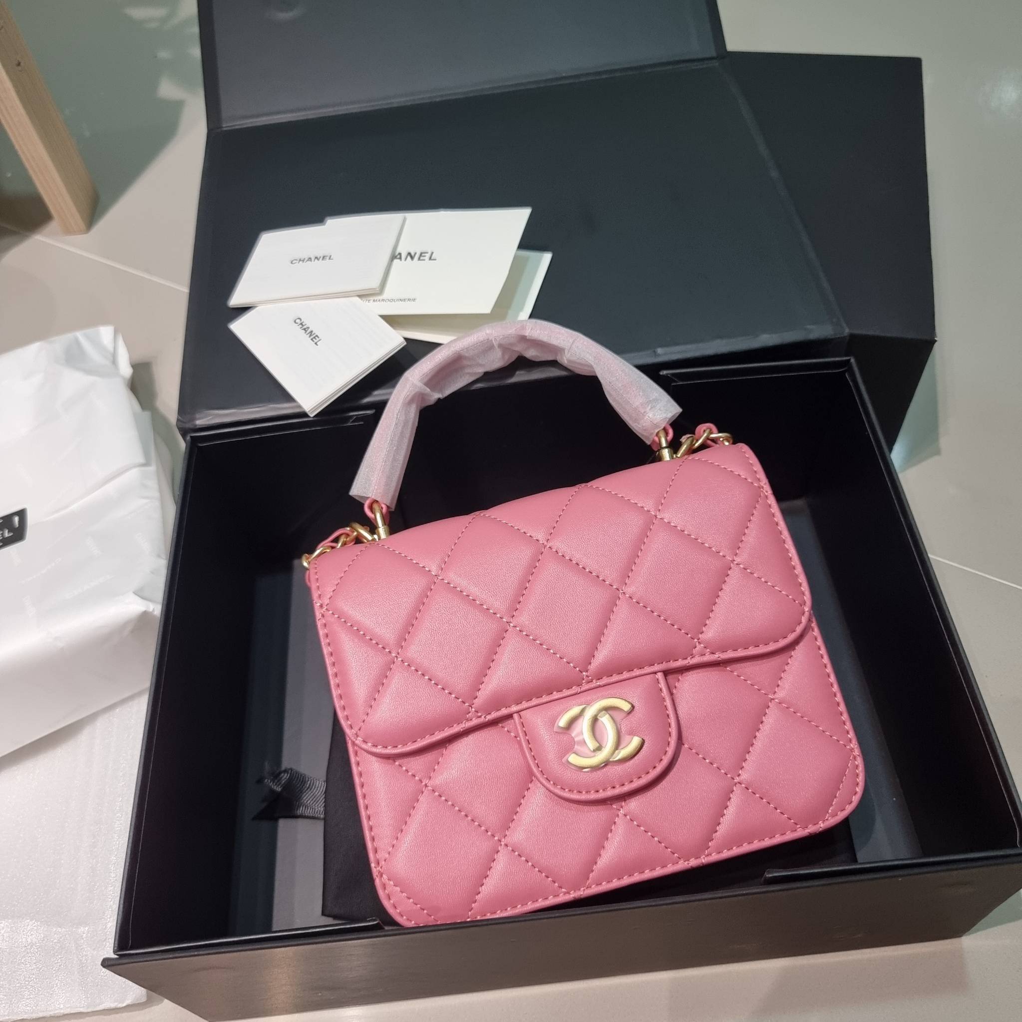 CHANEL flap bag with chain กระเป๋าสะพายสุดหรู สวยดูแพง รูปทรงคลาสสิค ขนาดกำลังพอเหมาะ สายสะพายโซ่ในตัว น้ำหนักเบา และยังมีหูจับในตัว สะดวกต่อการพกพา ตัวกระเป๋าเปิดด้วยกระดุมแม่เหล็ก วัสดุหนังอย่างดี ผิวสัมผัสดี ภายในเป็นช่องโล่ง และยังมีช่องซิปให้ด้วย