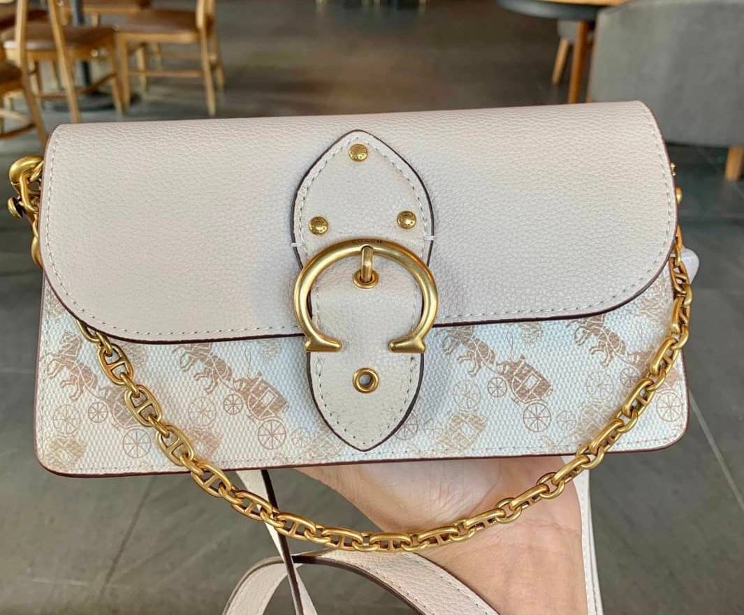 Coach Beat Crossbody Clutch In Signature Canvas With Horse And Carriage Print((6910//4760)) 🌈ได้ไปไม่ผิดหวังแน่นอนค่ะ! กระเป๋าหิ้วได้//คลัทออกงานได้//สะพายครอสบอดี้ร์ได้ สุดคุ้ม! หนังแท้อย่างดี smooth leather ค่ะ
