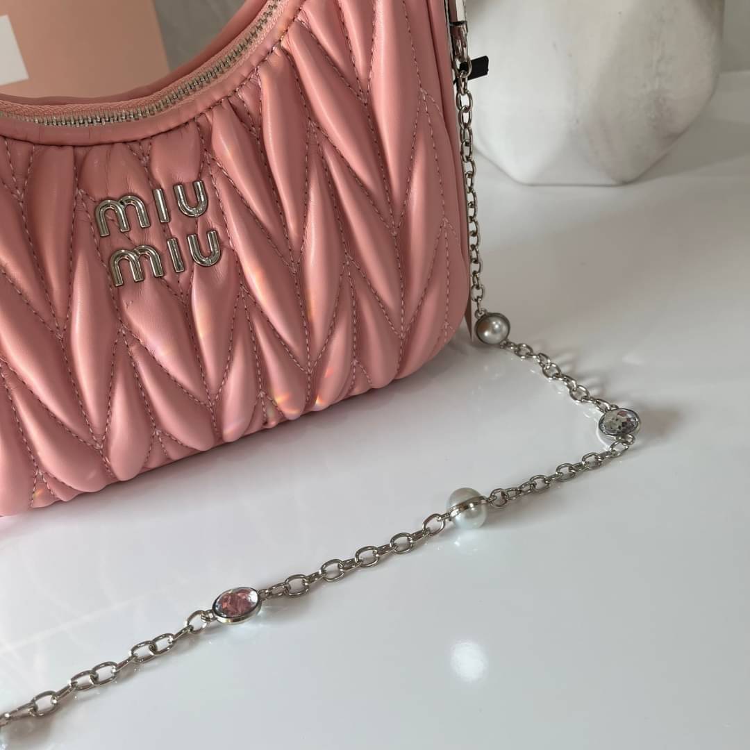 MIU MIU matelasse nappa leather shoulder bag กระเป๋าสะพายข้าง สายสะพายประดับไข่มุกและคริสตัล ให้ความละมุม ลุคคุณหนูน่ารักสุดๆคะ