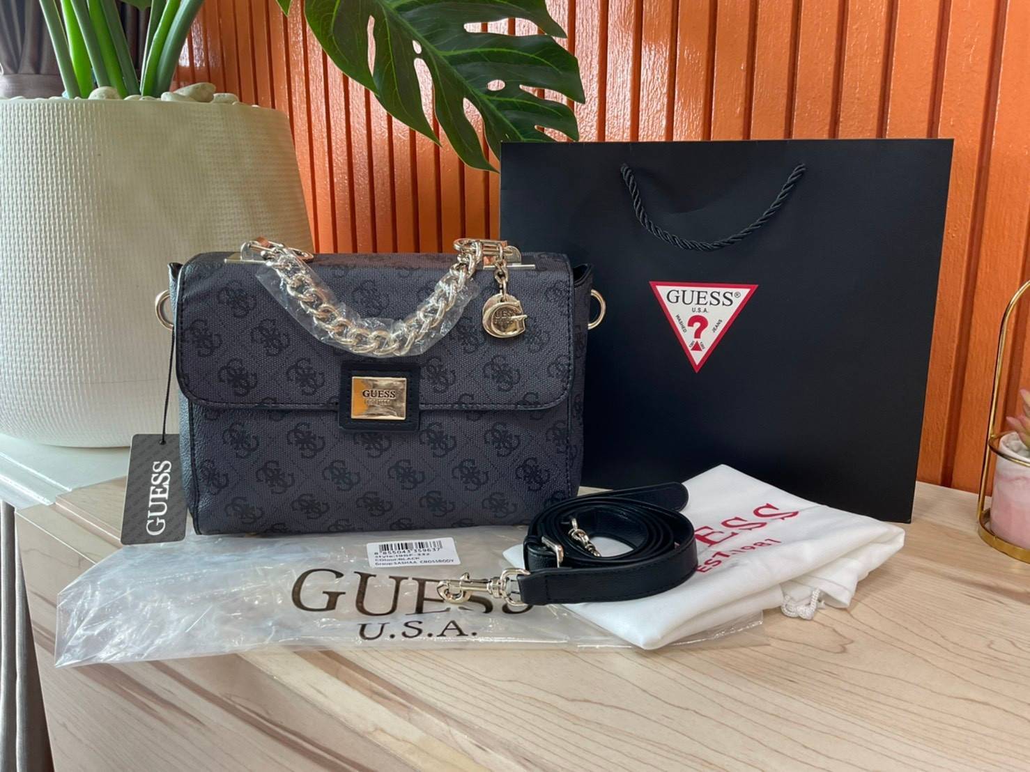 ราคาปังปิ๊นาศ (!!) มากแม่ 💕 GUESS Candace Top Handle Flap Bag กระเป๋าสะพาย Crossbody / คล้องแขน ถือออกงานได้ ทรงน่ารัก จากแบรนด์ GUESS สวยอยู่ทรง ขนาดกำลังดี น้ำหนักเบา ด้านหน้ามีโลโก้แบรนด์อะไหล่ทอง มีอะไหล่โซ่ห้อยด้านหน้าสามารถคล้องแขนและถือได้ 