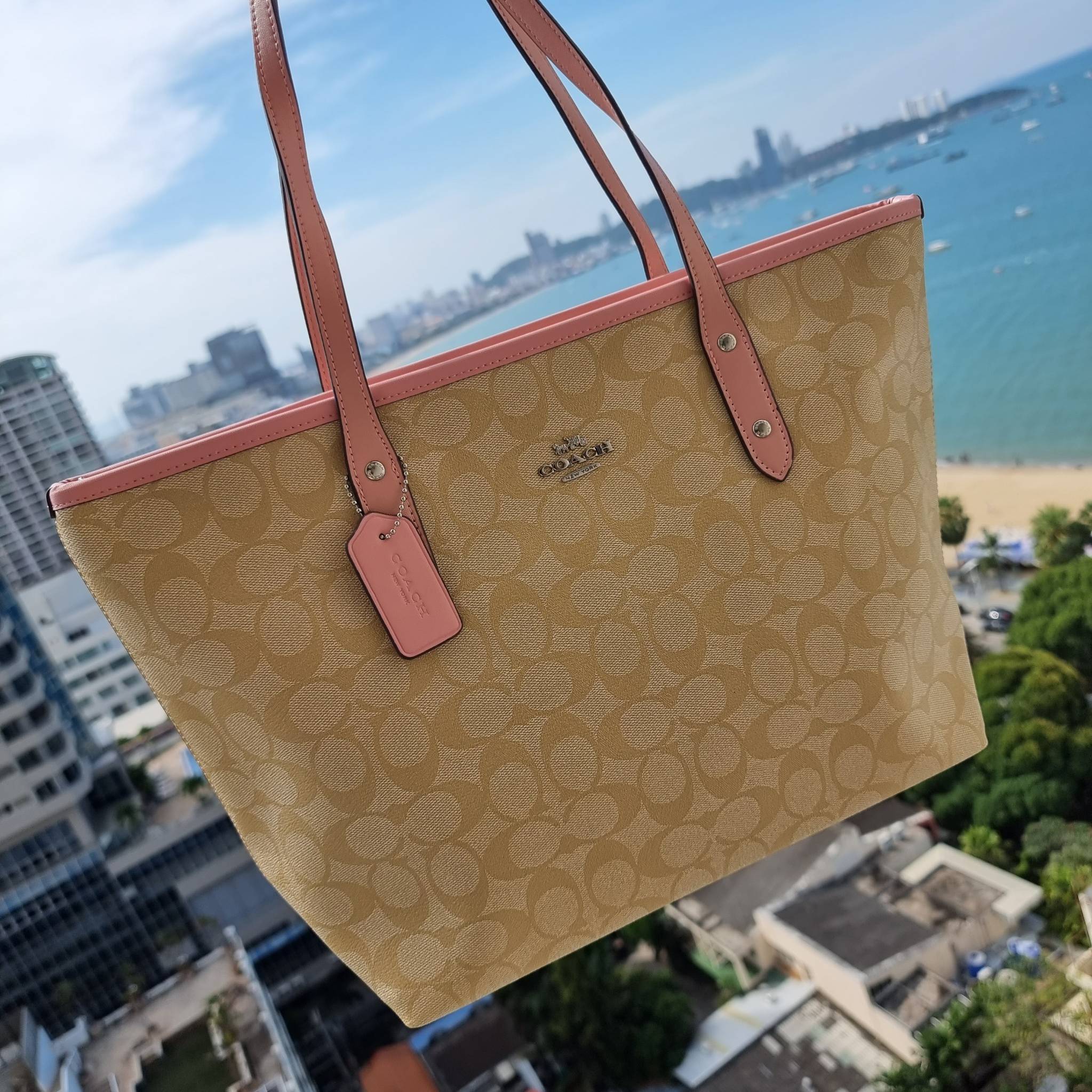 OUTLET 】COACH F58292 CITY ZIP TOTE IN SIGNATURE 16" รุ่นขายดี!! ไซส์ใหญ่ สีสวยมาให้แบบจัดเต็ม!! กระเป๋าถือทรงโท้ทใบใหญ่ สวยน่าใช้ทุกสี สะพายคล้องไหล่ได้เก๋ๆ จุของแน่นๆไปเลยจ้า!! วัสดุหนังแคนวาสคุณภาพ ปากกระเป๋าเปิด-ปิดด้วยซิป กันของหล่นได้ ถือไปไหนก็