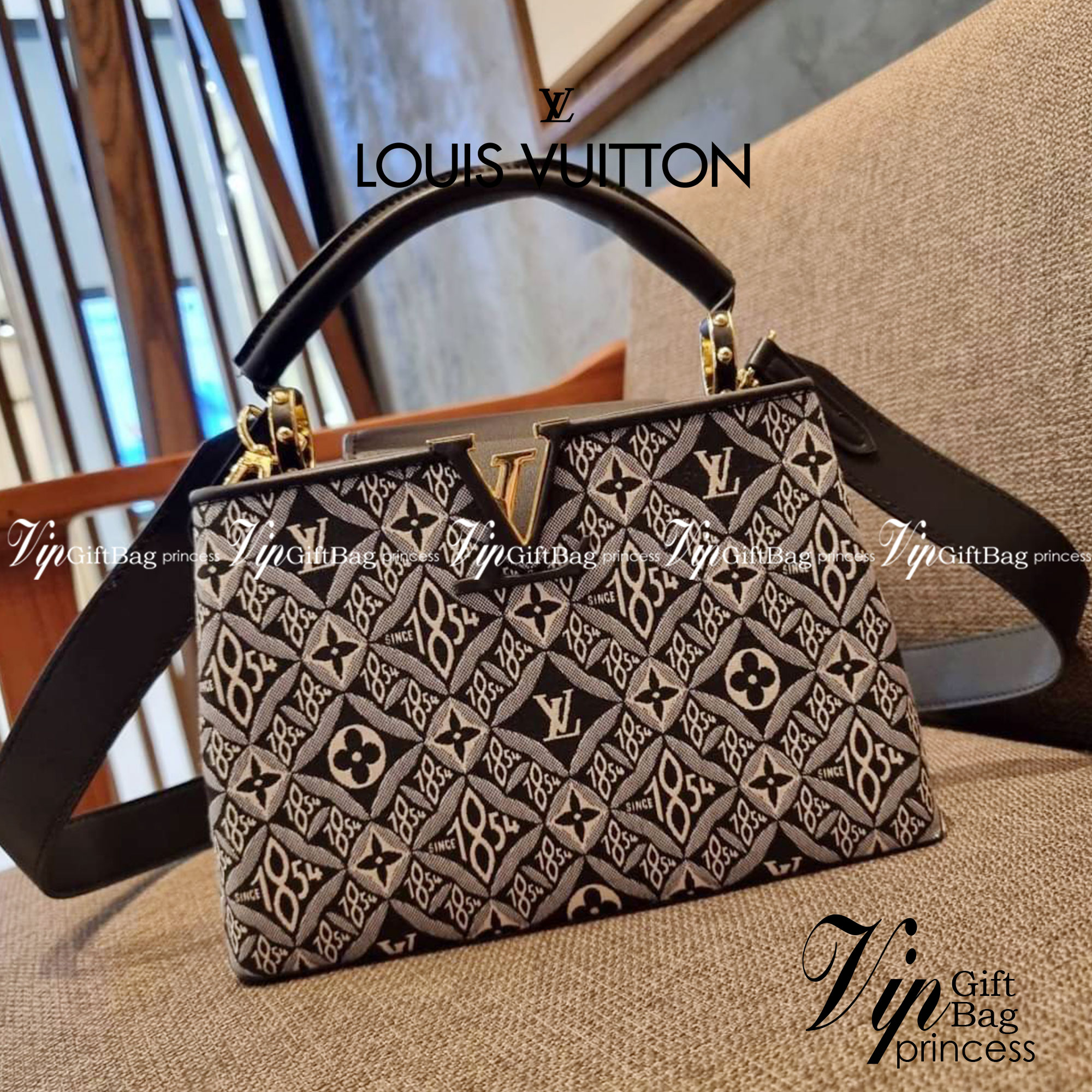 LV capucines top handle with vintager 1854 / LV SINCE 1854 CAPUCINES MM ที่สุดของความสวยในดีไซน์คลาสสิคย้อนยุค กระเป๋าถือสุดหรู มาพร้อมหูจับในตัว ด้วยรูปทรงวินเทจและวัสดุผ้าแคนวาสคละลายเต็มใบ สร้างดีเทลให้ไอเท็มนี้ได้ลุคผู้ดีไปอีก และยังมีลูกเล่นที่ฝาปิดก