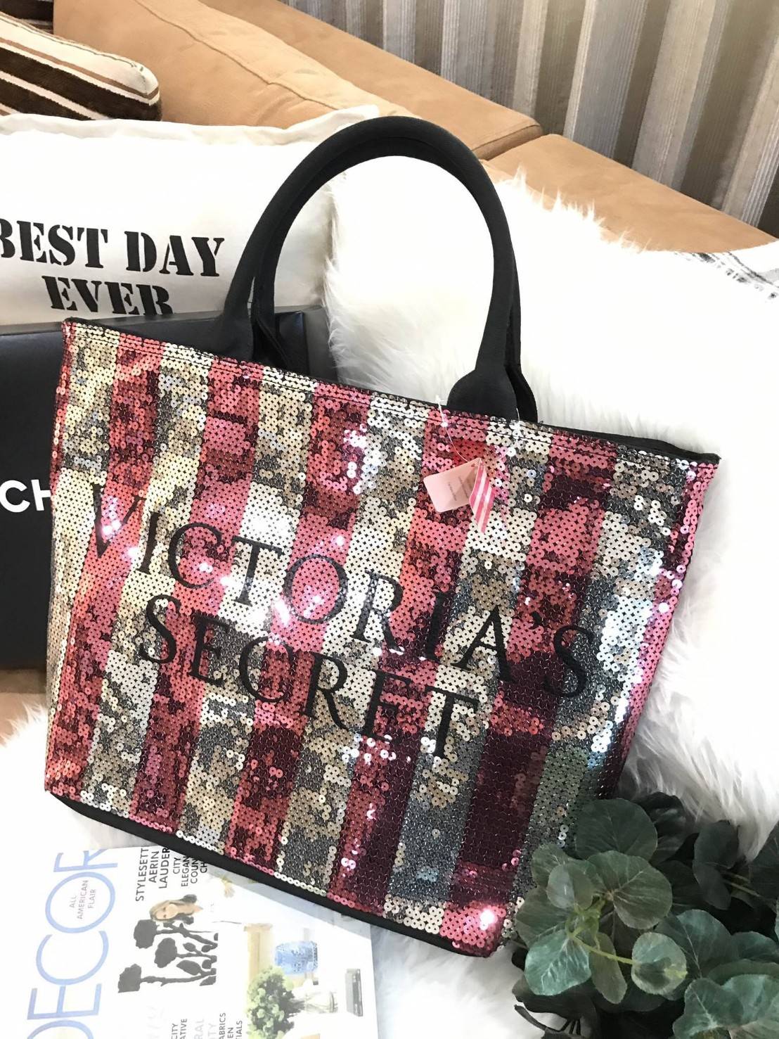 Item ที่สาวๆรอคอย Victoria's Secret Limited Edition black friday sequin tote รุ่นหายาก มาแล้วค่ะ เป็นกระเป๋าที่ด้านหน้าเป็นเกล็ดลูกปัดวิ้งเรียงสลับสี ตัดกันอย่างสวยงาม เปิดปิดด้วยซิป ภายในกว้าง จุของเยอะ ใส่เสื้อผ้า อุปกรณ์สำหรับไปเล่น fitness หรือไป