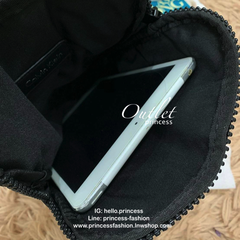 Cavin Klein Crossbody Bag กระเป๋าสะพายข้าง วัสดุหนังโพลีเอสเตอร์ น้ำหนักเบา สายสะพายปั้กโลโก้ ปรับความยาวได้ฟรีไซส์ ด้านหน้ามี1ช่องซิปใส่ของได้ หัวซิปปั้มโลโก้ทุกจุด เปิดปิดด้วยซิปเดียวด้านบน ด้านหน้ามีโลโก้เป็นอักษรย่อสวยงาม ขนาดกระเป๋าใส่มินิไอแพคกระเป๋