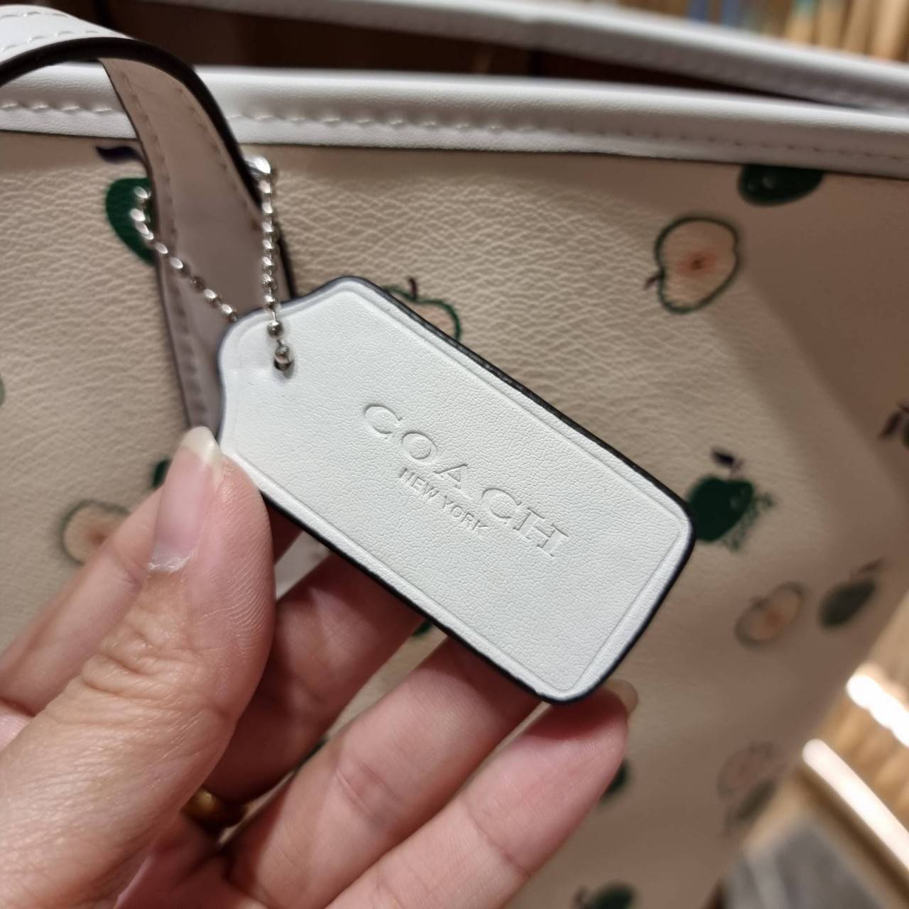 OUTLET 】COACH C4119 CITY TOTE WITH APPLE PRINT COACH CITY TOTE WITH POPSICLE PRINT C4277 แจกความน่ารักสดใส ด้วย 2 รุ่น กับเหล่าแอปเปิ้ลเขียวที่ยกมาทั้งสวน!! และลวดลายไอศครีมโทนชมพูแสนหวาน ดีไซน์ดึงดูดความสนใจได้ดีเลยทีเดียว กระเป๋าทรงช็อปปิ้งใบใหญ่ ที่จุย