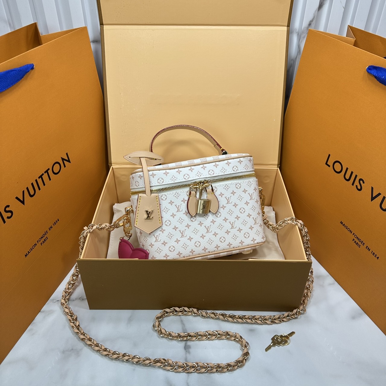 ORI หนังแท้ | LV Vanity Cosmetic Bag กระเป๋ารุ่นวานิตี้ กระเป๋าเครื่องสำอางจากคอลเลคชั่น Louis Vuitton Baby พกพาผลิตภัณฑ์อาบน้ำและของใช้จำเป็นอื่นๆ อย่างมีระดับ Monogram แคนวาสสุดเอ็กซ์คลูซีฟสำหรับคอลเลคชั่น