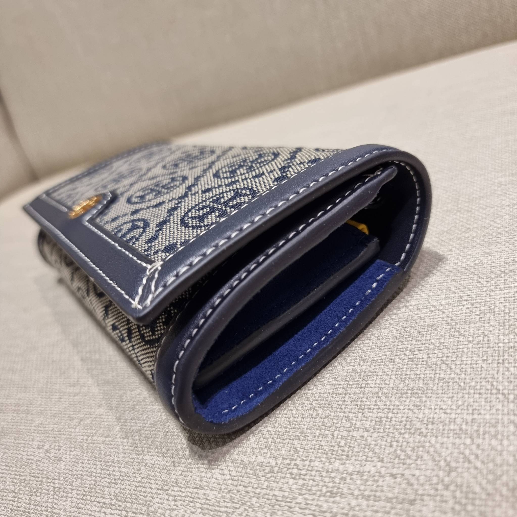 TORY BURCH T MONOGRAM JACQUARD CROSSBODY WALLET best seller ของคอลเลคชั่นนี้ ต้องไม่พลาด กับกระเป๋าสะพายกึ่งกระเป๋าสตางค์ ที่ช่วยให้ชีวิตง่ายขึ้น วัสดุผ้า jacquard ตัดสลับหนังแท้ เปิด-ปิดแบบฝาปิดแม่เหล็ก ภายในใส่ธนบัตรได้ มีช่องใส่บัตร และยังมีช่องซิปอีกด