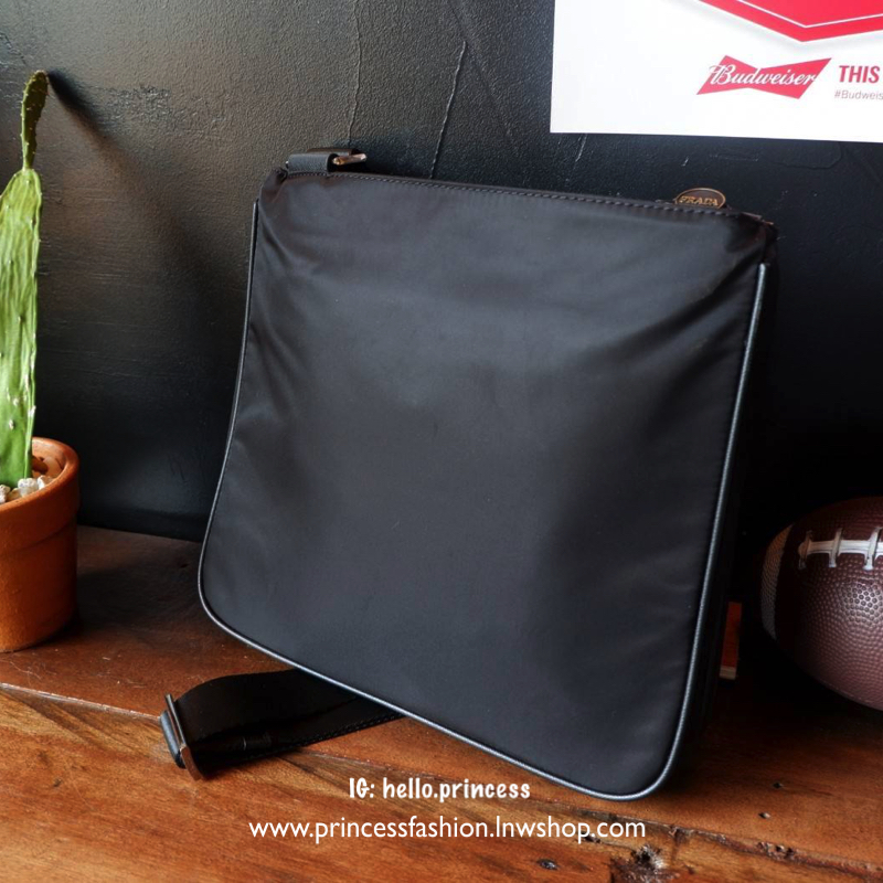 เอาใจหนุ่มๆ สำหรับ messenger bag เป็นผ้าไนล่อนนาโน ตัวกระเป๋าขนาดกำลังดี สีดำด้านสวยมากๆ ทำงานหรือเรียน เท่ห์และคลาสสิคสุดๆ มีช่องแบ่งเก็บของได้ถึง 3 ช่องแยกใส่ของเป็นสัดส่วน น้ำหนักเบา จุของคุ้ม สายยาว ปรับได้ free size สามารถสะพาย crossbody ได้ ใบนี้ห้า