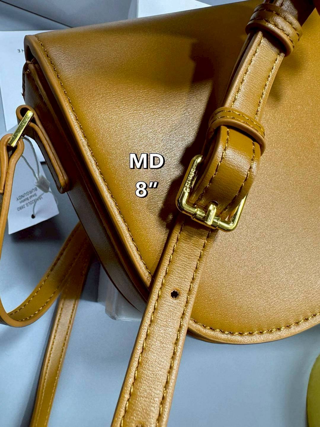 CELINE Besace Clea in Shiny กระเป๋าสะพายทรงสวย โค้งมนอยู่ทรงพร้อมโลโก้หน้าสีทองสวยหรู Best item ดีไซน์เรียบหรูดูแพง ฮิตสุดในเกาหลี ใช้ได้ทั้งชายหญิง