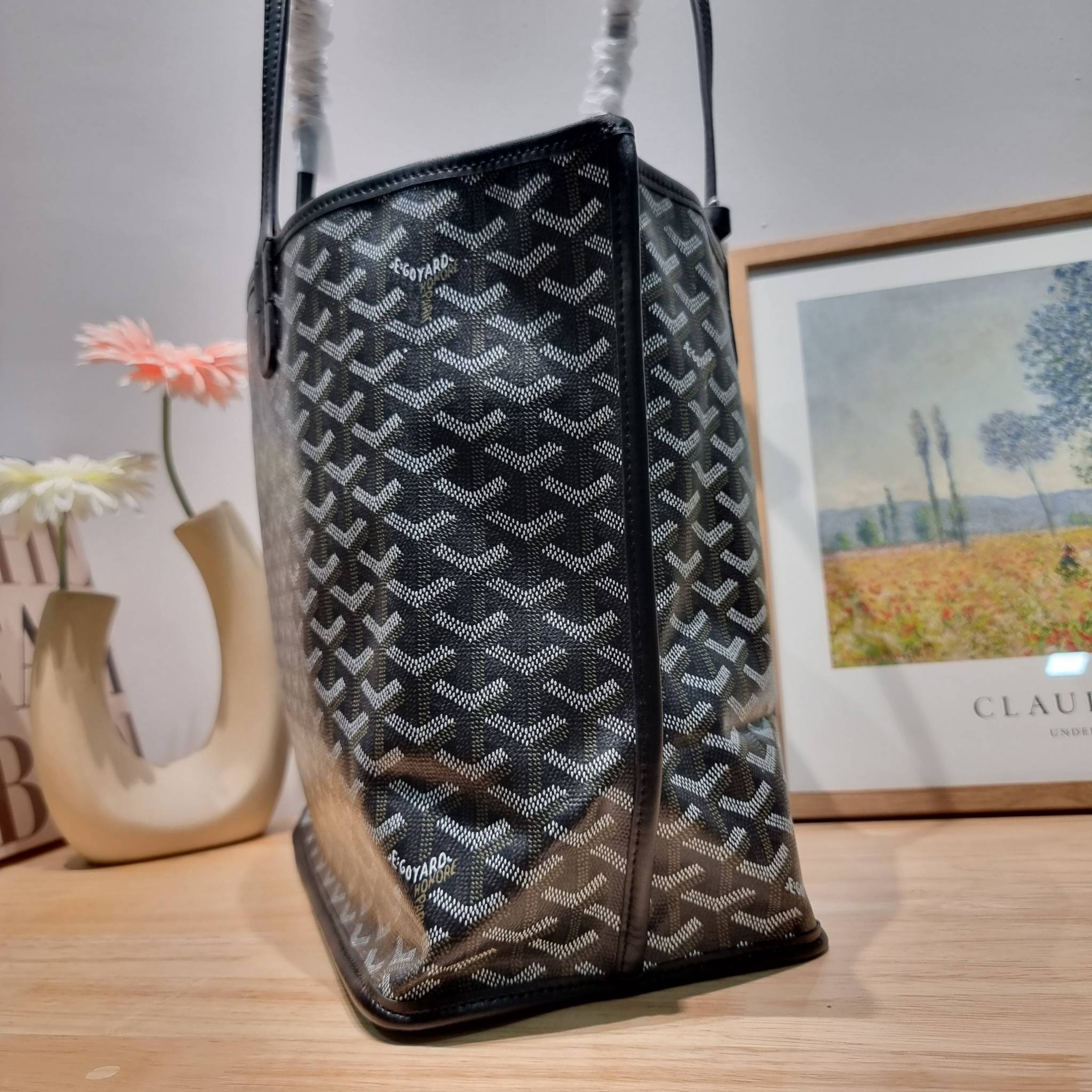 GOYARD ANJOU REVERSIBLE TOTE กระเป๋าสะพายทรงโท้ท ใบใหญ่จุใจ!! กลับด้านใช้ได้ทั้ง 2 ด้าน มาครบสีขายดี เลิศทุกสี รูปทรงคลาสสิค ดีไซน์เป็นเอกลักษณ์ ใช้งานได้หลากหลาย