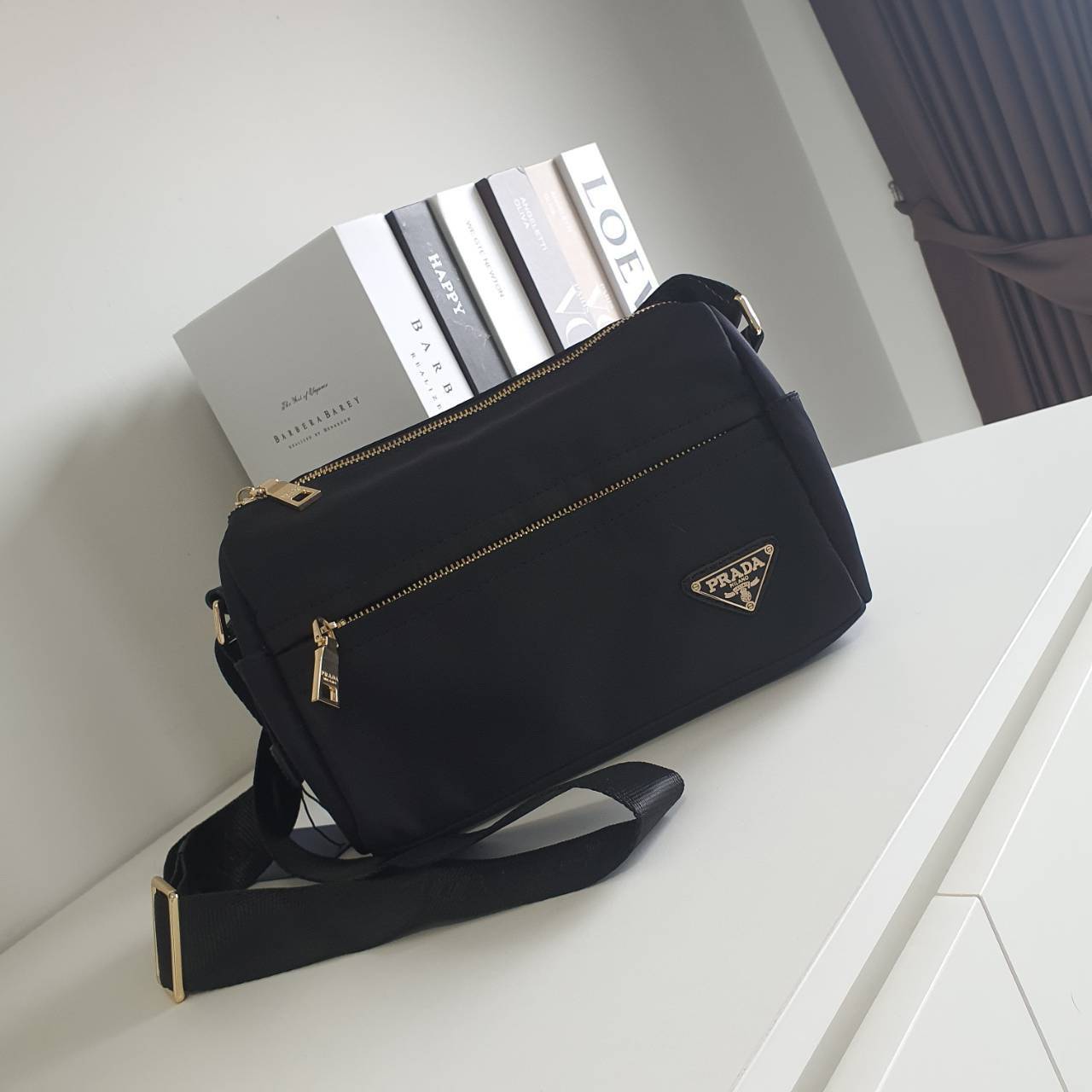 New item! อีกหนึ่งรุ่น Prada ใช้ได้ทั้ง ผู้ชายและผู้หญิง กับกระเป๋าสะพายข้าง ทรงสวย วัสดุผ้า nylon คุณภาพดี กันน้ำ100% ใส่ของได้หลากหลาย ตอบโจทย์ทุกไลฟ์สไตล์ ตัวหระเป๋าอะไหล่ทอง ด้านในมีช่องซิป และ่องใส่ของ มาพร้อมซิปด้านหน้ากระเป๋า ใส่ของได้เยอะคะ **ทรงส