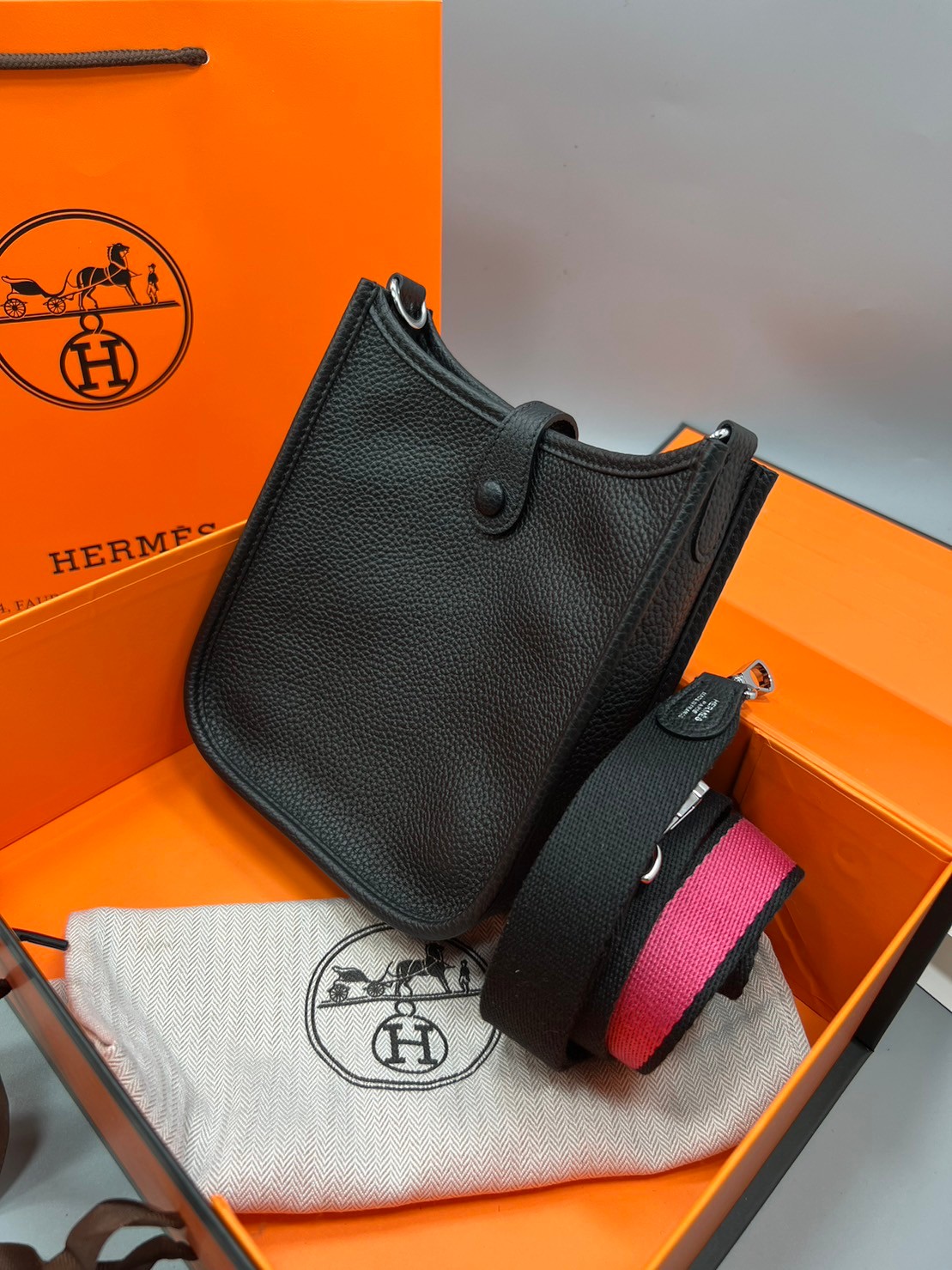 HERMES evelyne mini bag Luxury Bag กระเป๋าสะพายแบรนด์ดัง แบรนด์หรู คลาสสิกตลอดกาล ใช้ได้ทั้งชายหญิง ใบเดียวจบ สวยรวยปัง เกรดท็อปออริจินอล ภาพสินค้าถ่ายจากงานขายจริง ใช้งานต่างประเทศได้