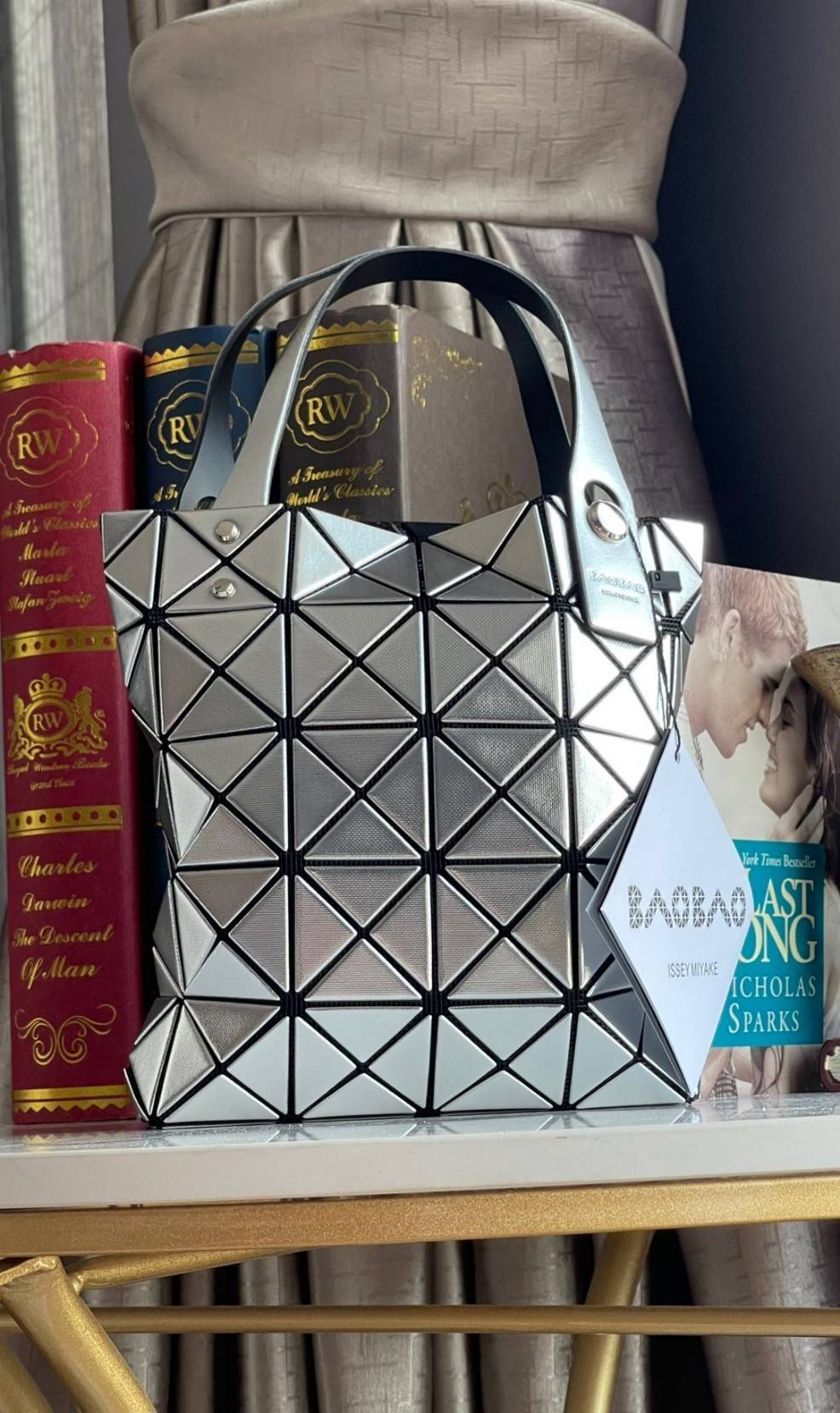 BAO BAO ISSEY MIYAKE PLATINUM COFFRET สะท้อนแสงเพื่อสร้างสินค้าระดับพรีเมียมที่ให้ความเงางามที่เหนือกว่า เพิ่มความหรูหราและโดดเด่นให้กับ เพราะมีความแวววาวและเป็นประกาย