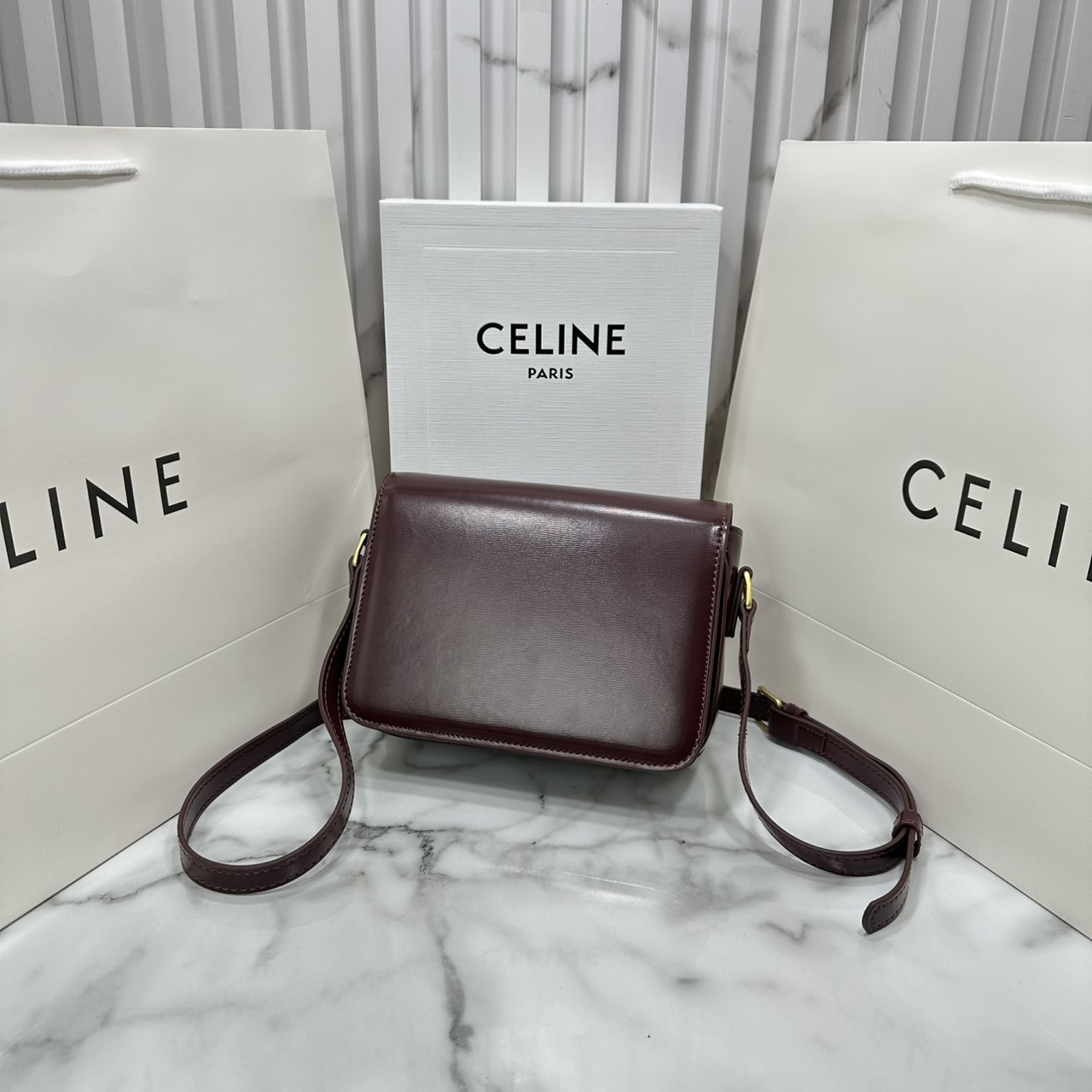 ORI หนังแท้ | 7" CELINE TRIOMPHE TEEN BAG in glossy leather กระเป๋าสะพายรุ่นยอดนิยม ถ่ายทอดให้เห็นถึงแก่นแท้ของสไตล์แบบ CELINE งานหนังเรียบเงาสวยหรูหรา