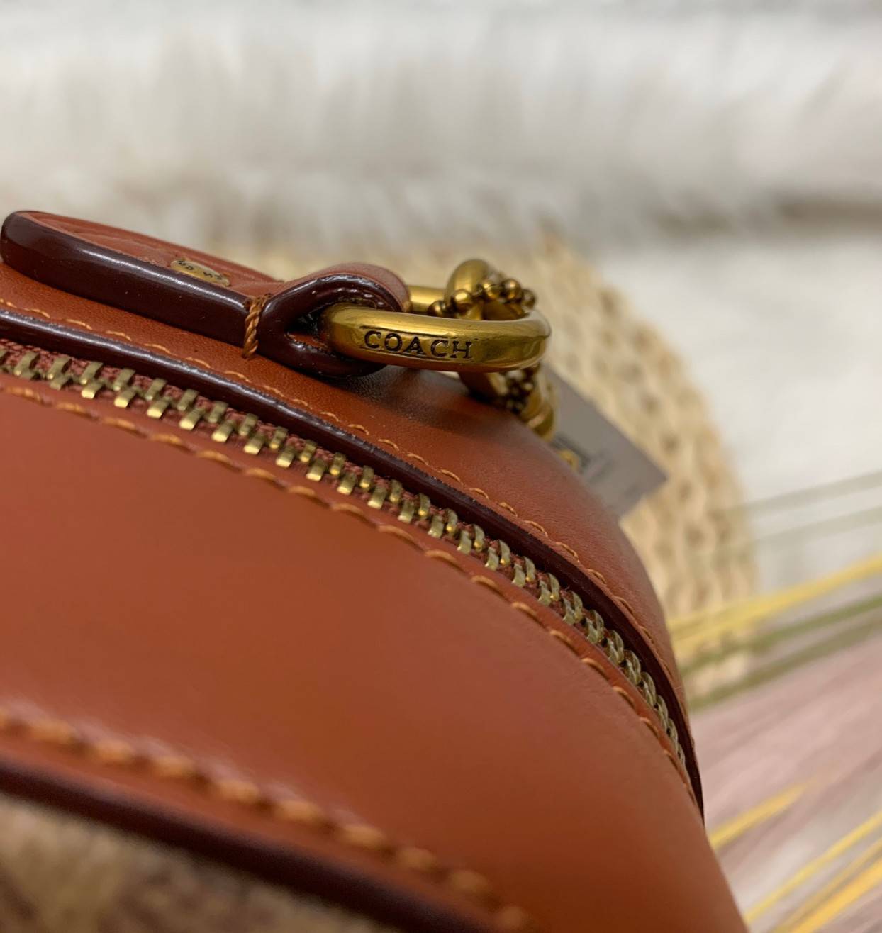 COACH SIGNATURE CROSSBODY BOX BAG ((F31208)) 🔺สินค้าขายดี กระเป๋าสะพายวัสดุหนังแท้ จาก coach factory outlet หนังนิ่ม ทรงสวย ตัวกระเป๋าลายแบรนด์ ตัดขอบหนังเรียบได้สวยงามค่ะ ด้านหน้า-หลัง มีช่องสำหรับใส่ของ เปิดปิดกระเป๋าแบบซิป ที่จับเป็นพวงหนังอะไห