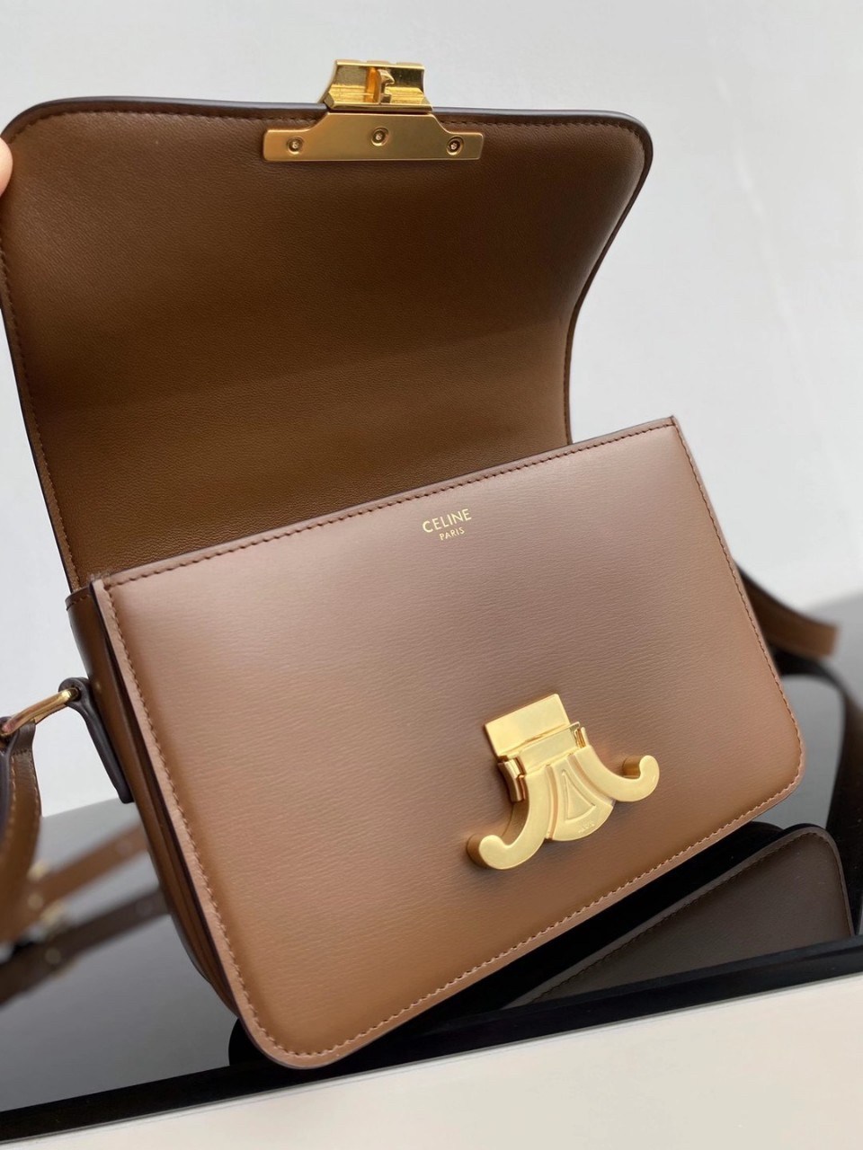 พร้อมส่ง 2 สี 2ขนาด NEW!! CELINE SHOULDER BAG VIP GIFT WITH PURCHASE (GWP) พรีเมี่ยมกิ๊ฟ Limited Edition จาก CELINE HAUTEPARFUME DUTYFREE COUNTER วัสดุหนังแท้ **เงาสวยมาก ทรงกล่องอยู่ทรง ขนาดกะทัดรัด เปิดปิดด้วยตัวล้อคแบรนด์สีทอง ภายในมีช่องใส่ของโล่ง สาม