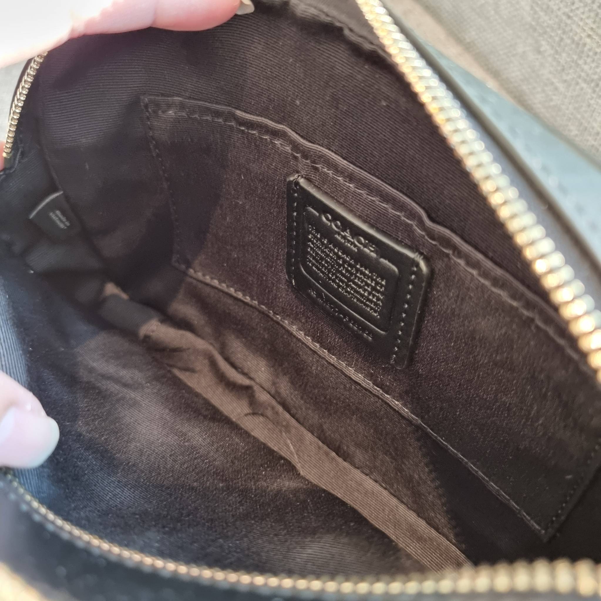 OUTLET 】COACH F68168 JES CROSSBODY IN SIGNATURE CANVAS รุ่นยอดฮิต!! กระเป๋าสะพายข้าง รุ่น 2 ซิป ใบใหญ่จุใจ สีคลาสสิคขายดี!! วัสดุหนังแคนวาสเคลือบลาย เปิด-ปิดด้วยซิป 2 ช่องหลัก ใช้งานง่าย ทรงสวยมากๆรุ่นนี้ มาพร้อมสายสะพาย crossbody ปรับได้ตามตัว ภายในใส่ขอ