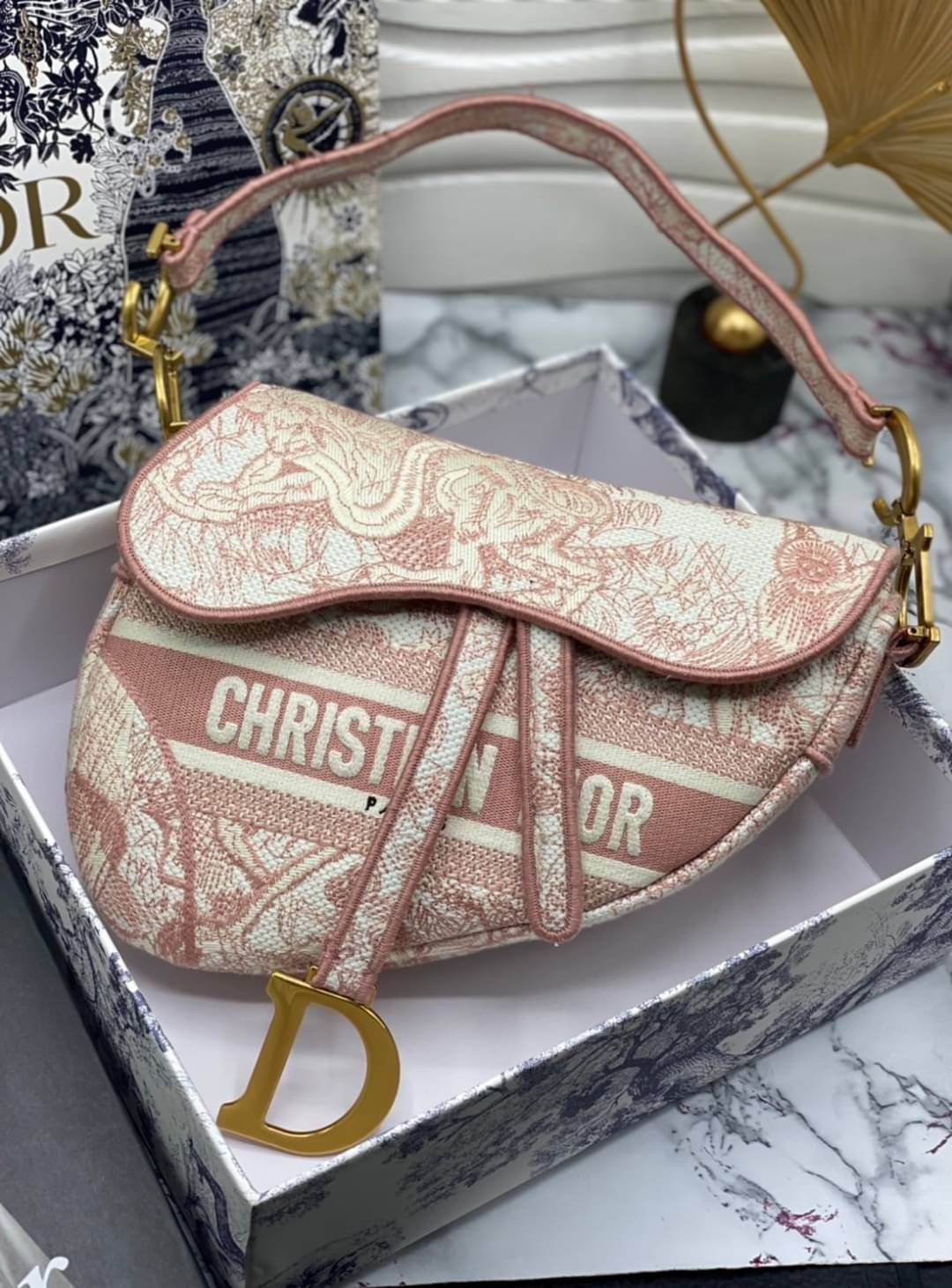 หนังแท้ DIOR SADDLE BAG Toile de Jouy Embroidery กระเป๋ารุ่นยอดนิยมตามแบบฉบับแบรนด์ พร้อมส่งที่ไทย เกรดออริจินอลหนังแท้ ภาพสินค้าถ่ายจากงานขายจริง ใช้งานต่างประเทศได้ค่ะ