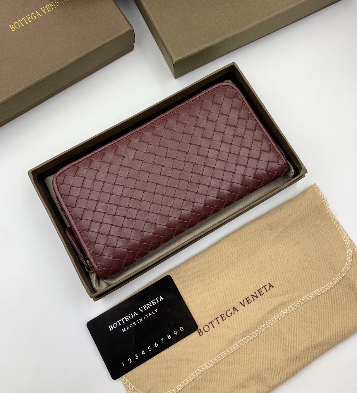 หนังแท้ BOTTEGA VENETA LONG WALLET ZIP AROUND / BV Wallet / BV Long Wallet พร้อมส่งที่ไทย กระเป๋าสตางค์ใบยาวซิปรอบ งานหนังแท้ทั้งใบ รุ่นตามหา เป็นรุ่นยอดนิยม ใช้ได้ทั้งหญิงชาย คลาสสิกหยิบมาใช้งานได้บ่อยที่สุด ใช้ทนทานได้นานภาพสินค้าถ่ายจากงานขายจริง ใช้งา
