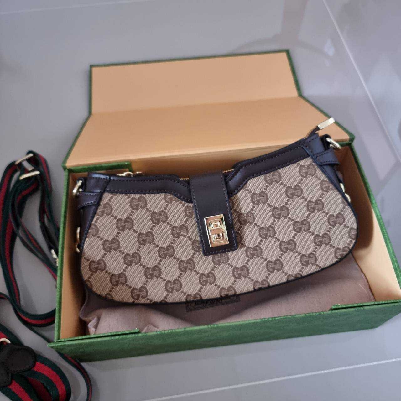 Gucci moon side mini shoulder bag สวยย้อนยุค y2k กำลังมาแรง กับอีกหนึ่งไอเท็มสุดจึ้ง ด้วยขนาดที่กำลังพอดี ดีไซน์คลาสสิคลัคชู ดูผู้ดี สวยแบบน้อยแต่มาก